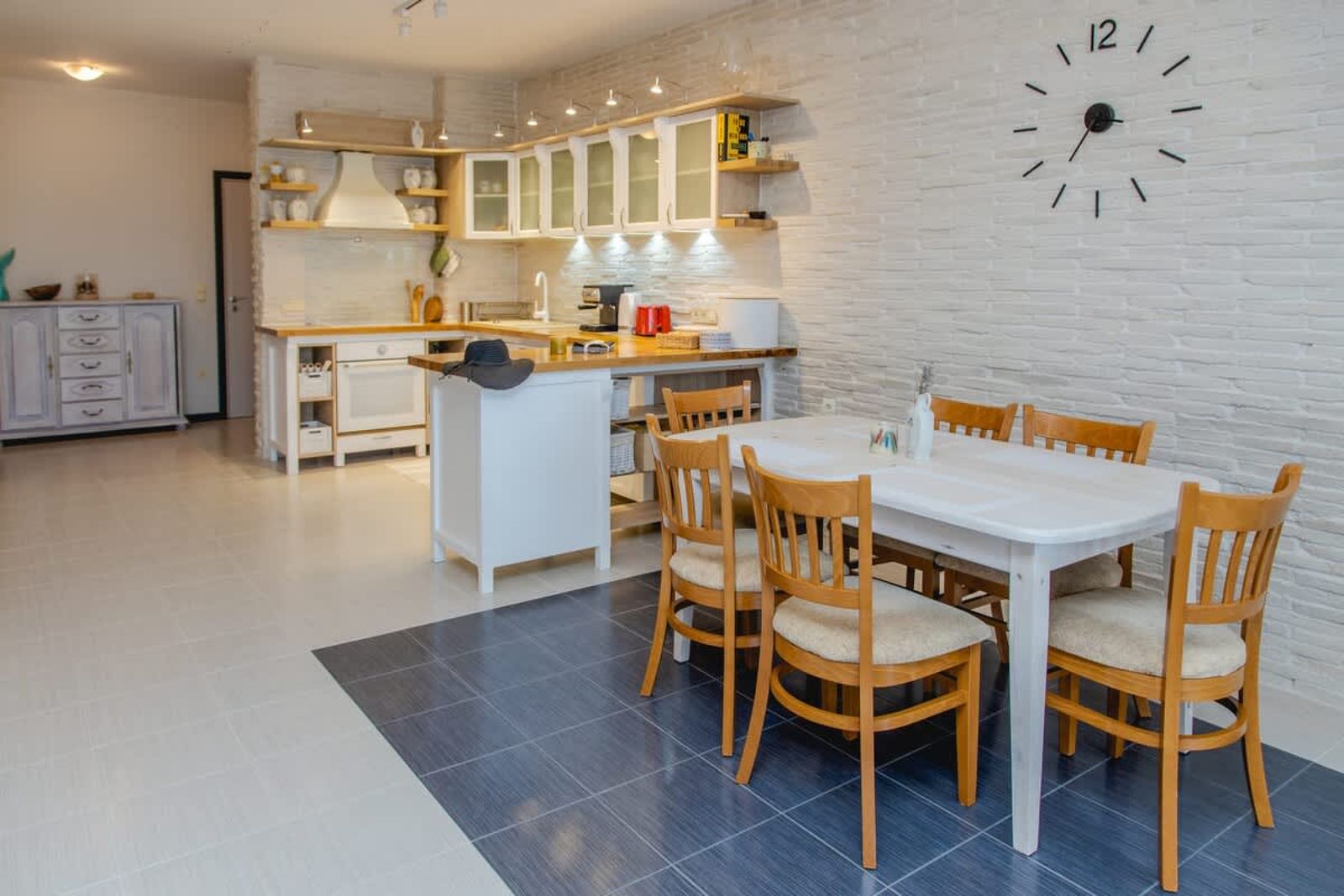 Lovely 3BD flat with Parking and Sea View - Photo 2