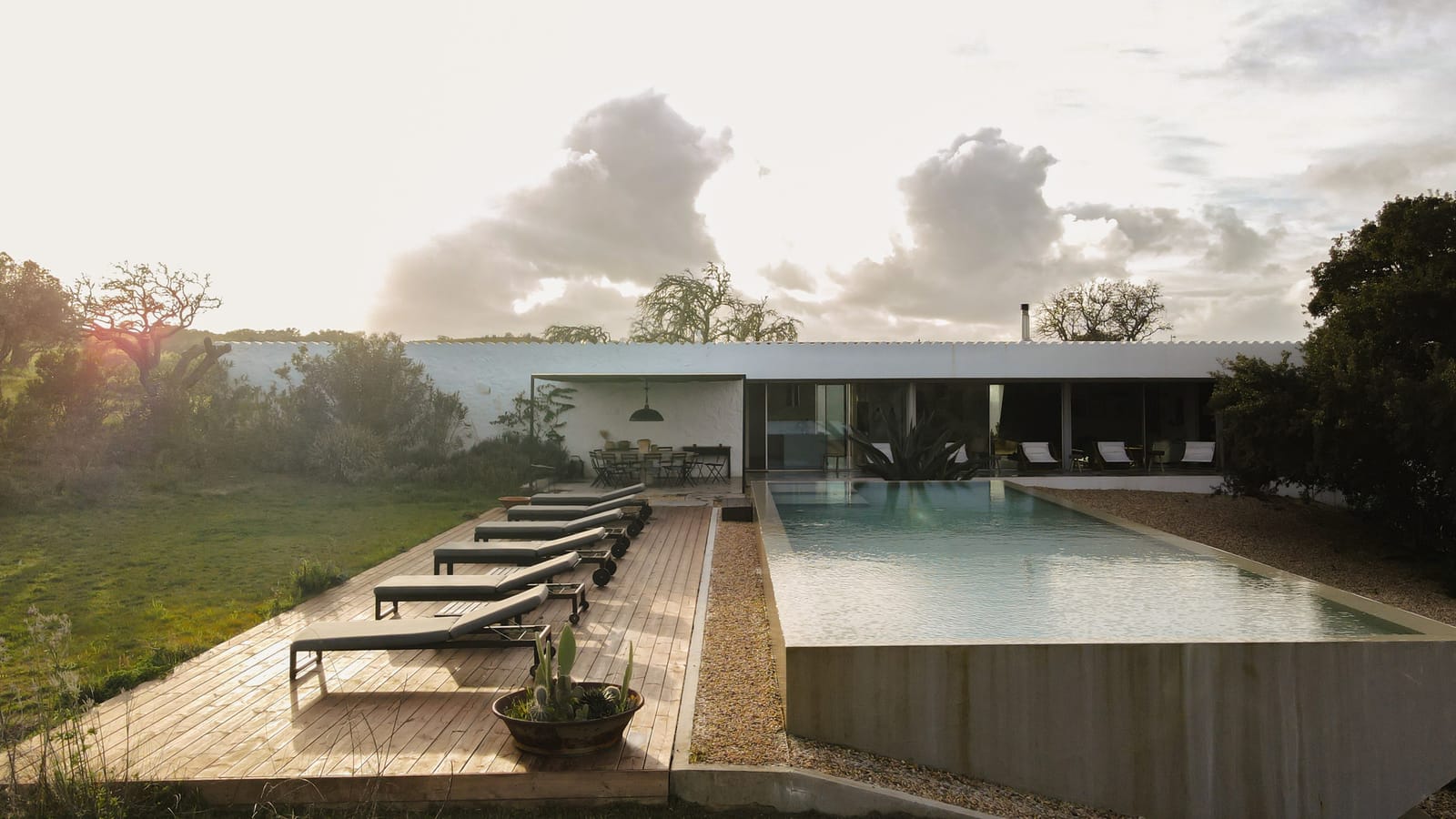 Casa da Volta — Contemporary Walled Villa with Courtyards &amp; Exceptional Natural Light - Photo 8