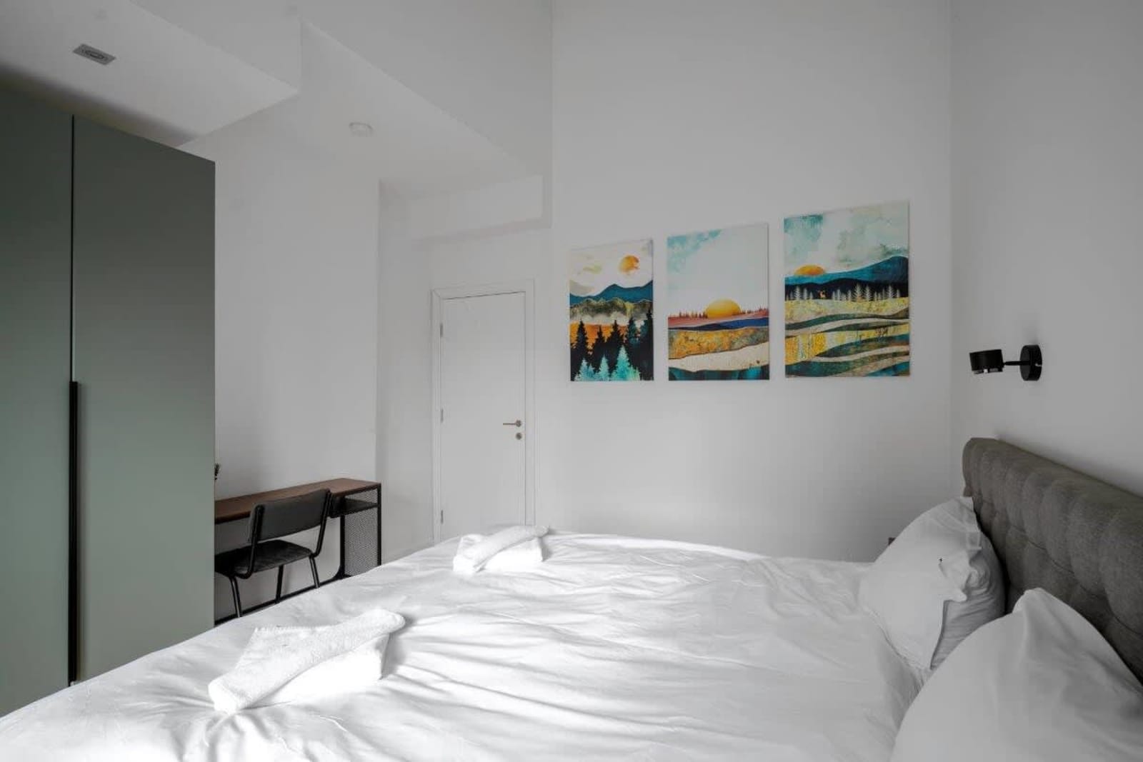 Luminous Central Retreat Spacious 2BD Apartment - Photo 5