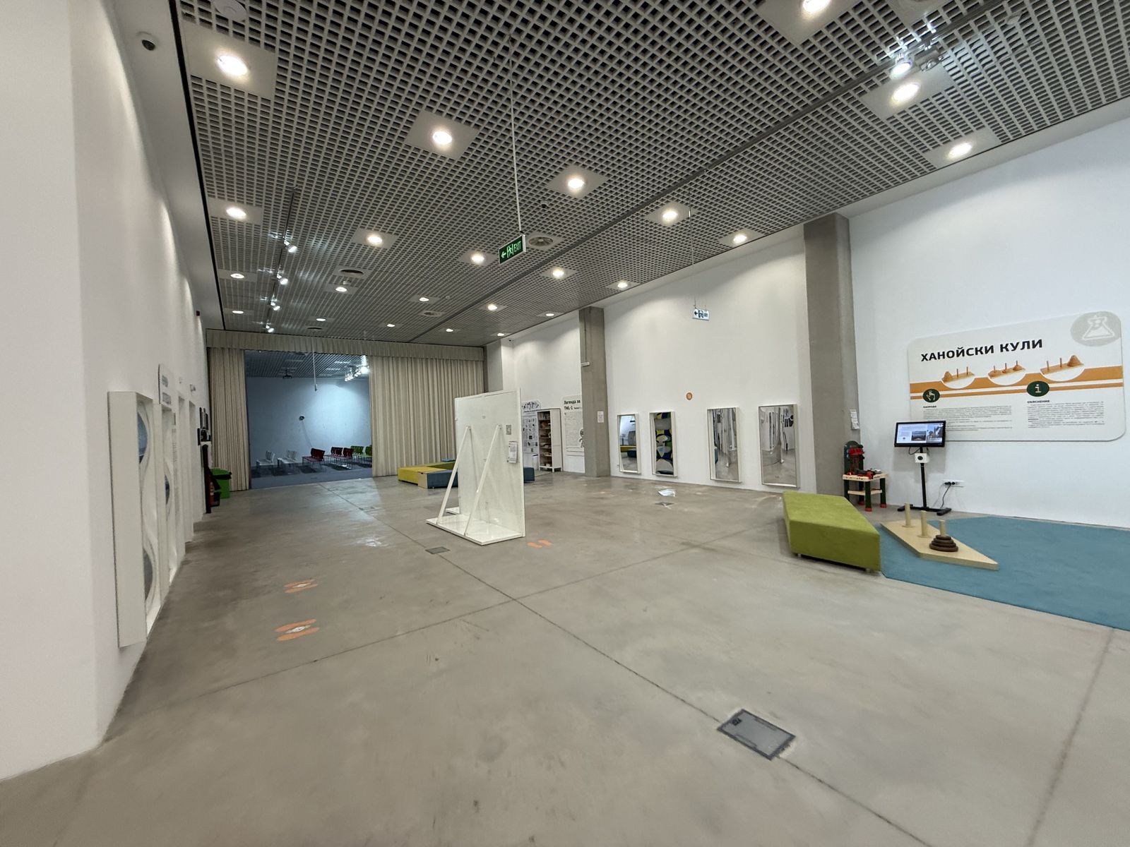 A science Museum with modern interior - Photo 25