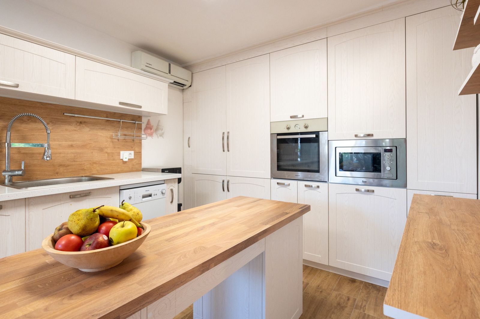 Modern and Cinematic Villa in the area of Sofia - Photo 13