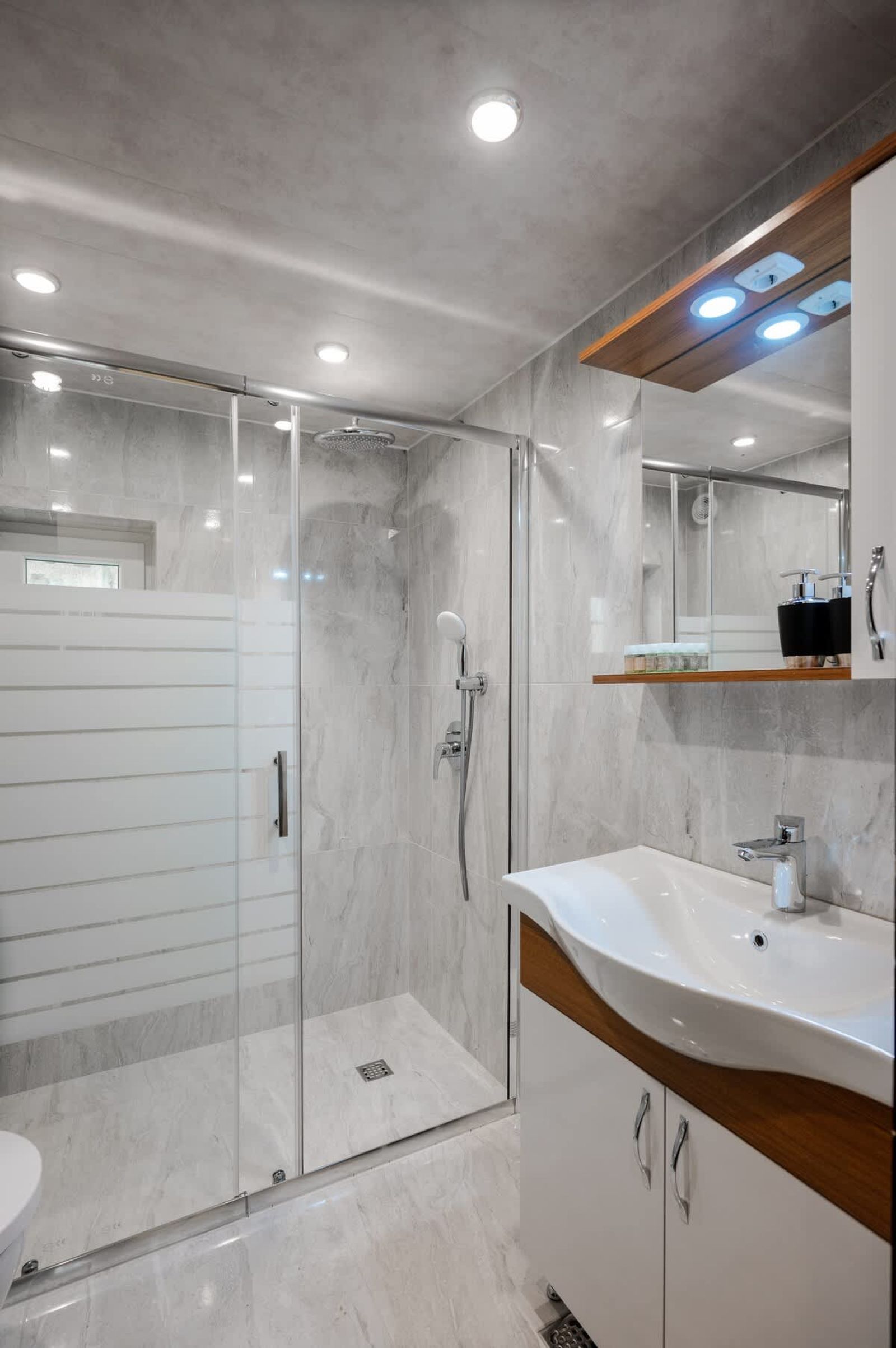 Cozy 2BD Flat + Work Space I Remote workers haven - Photo 18