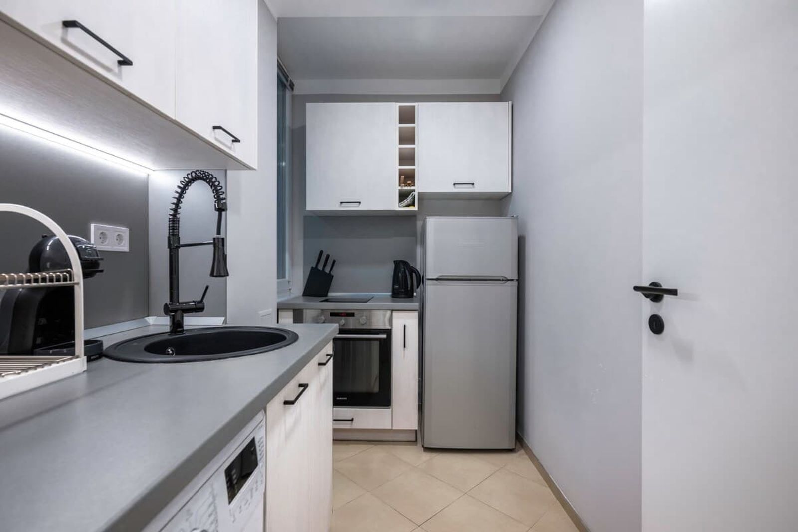 Silver Gem  1BD with desk and balcony - Photo 10