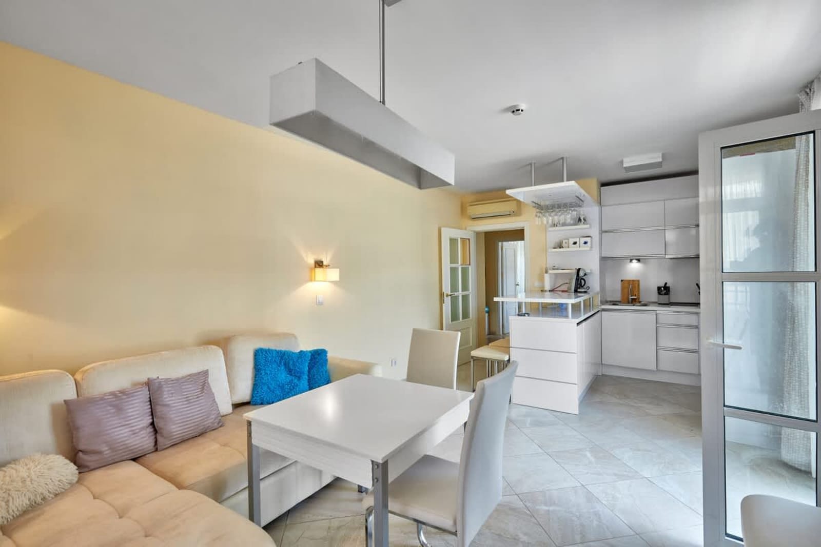 2BD Flat with Balcony in Flores Garden Complex - Photo 3