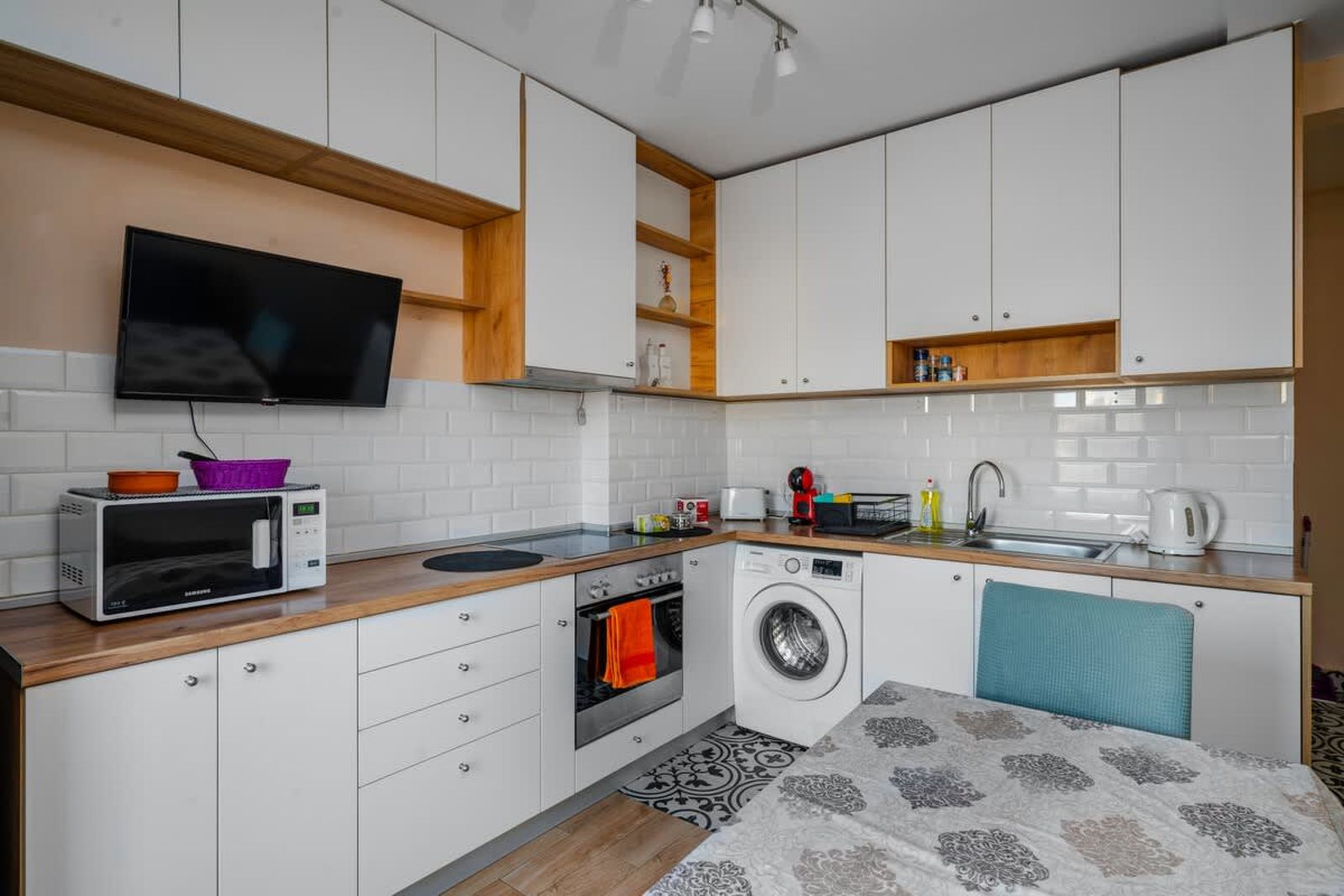 Charming 1BD Apartment Next to Women's Market - Photo 11