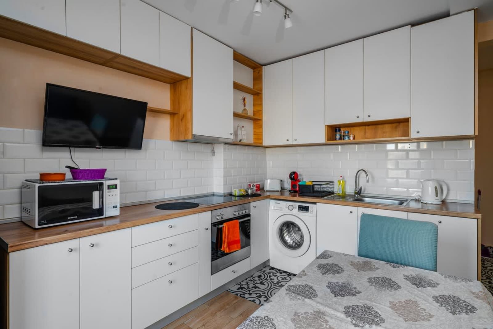 Charming 1BD Apartment Next to Women's Market - Photo 11