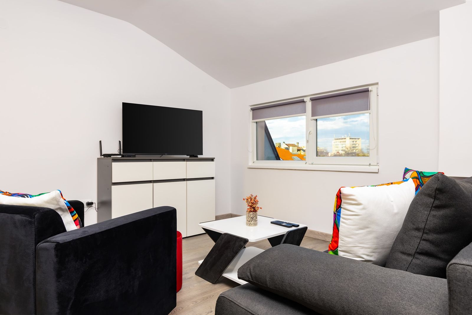 Top-Floor Flat with Balcony - Photo 12