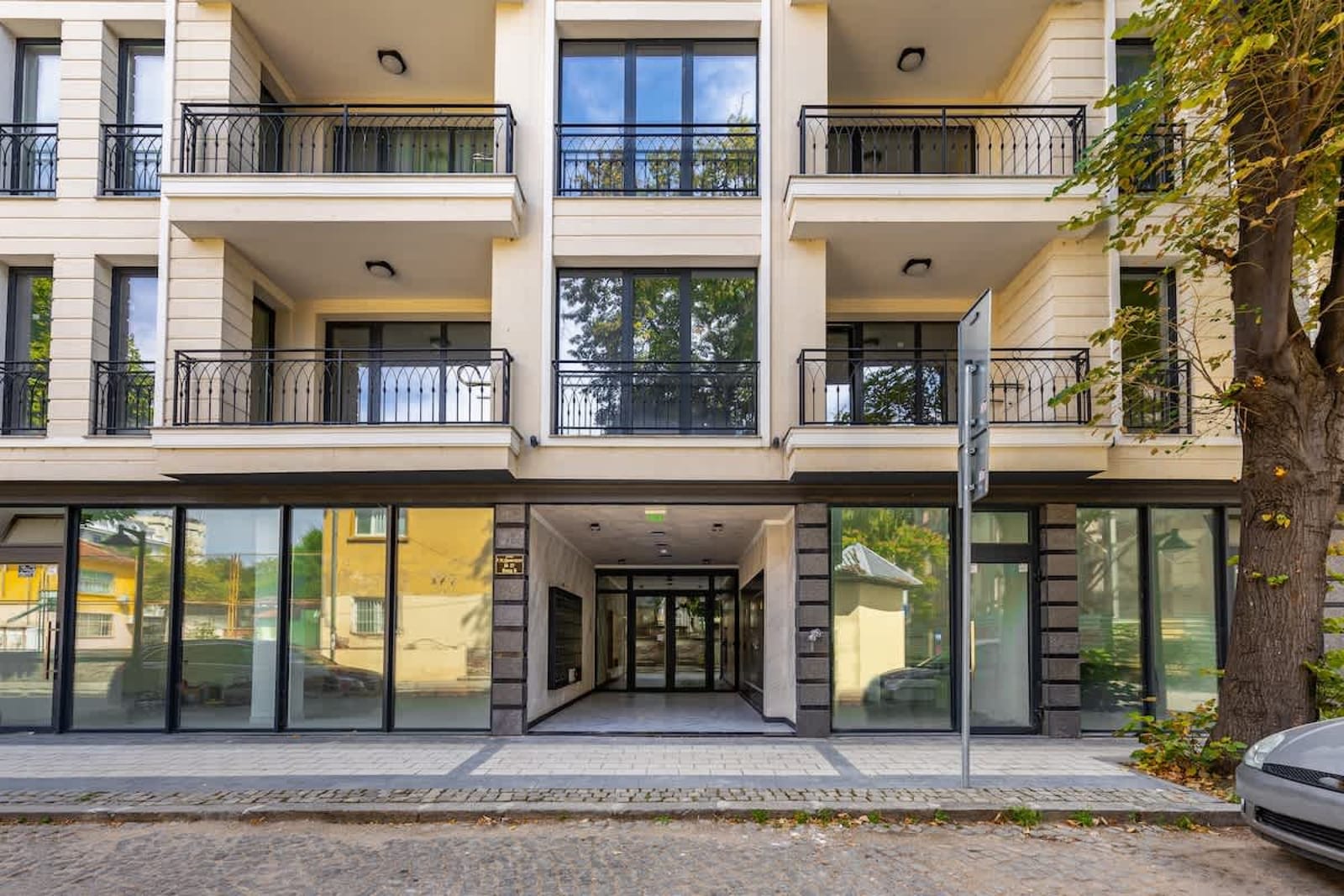 Downtown Modern Studio with Balcony - Photo 22