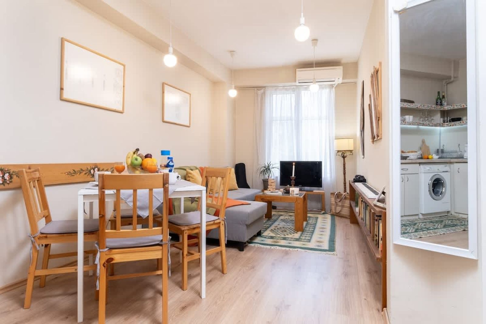 Chic Urban Getaway in City Center - Cover Photo