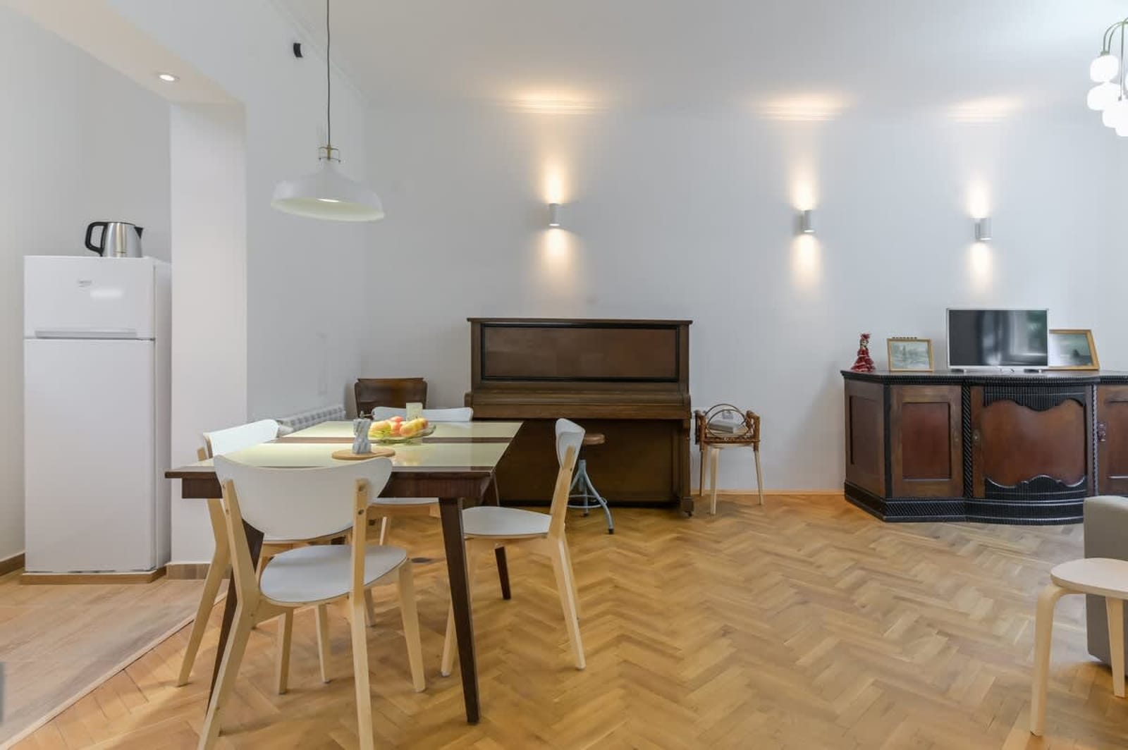 Bright Two-Bedroom Apartment in Top Center - Photo 5