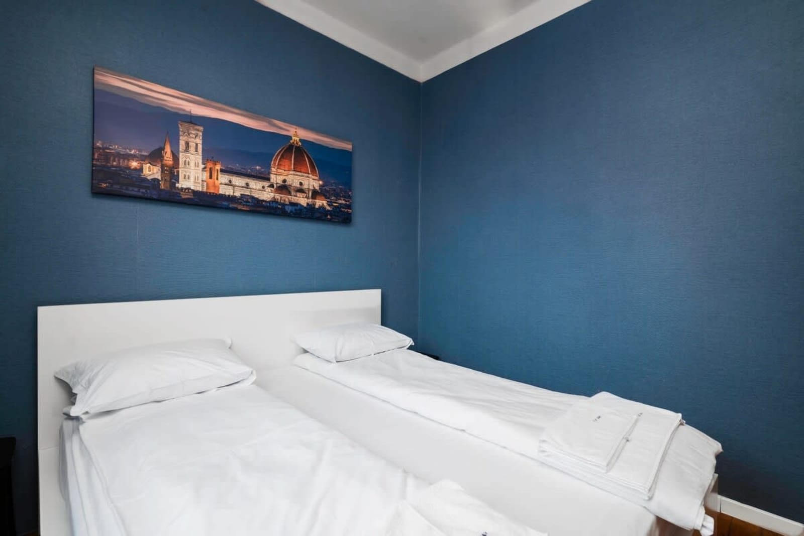 Cozy and Central 2BD Flat - At the Heart of It All - Photo 12