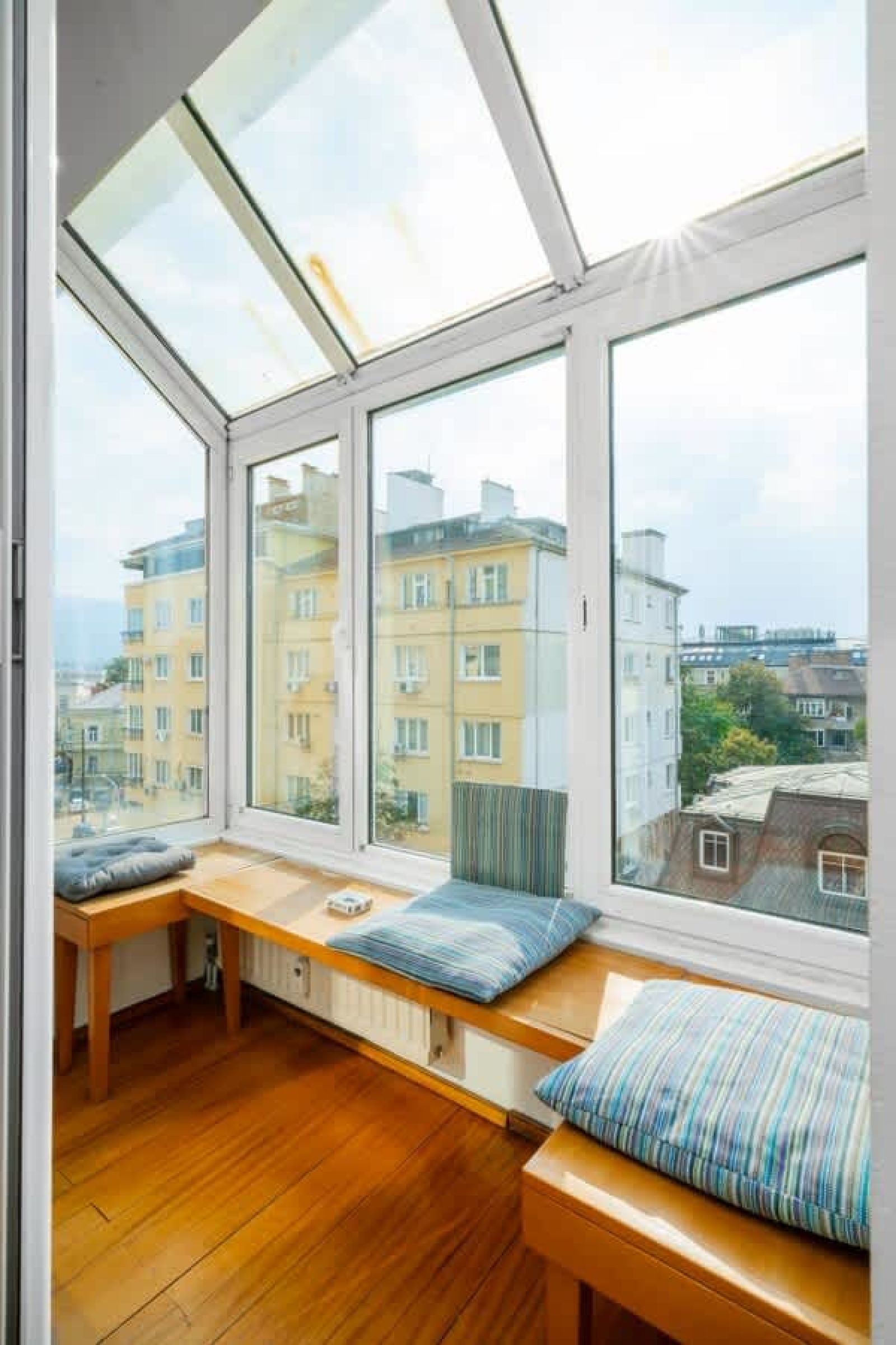 Charming 2BD Apartment in the Heart of the City - Photo 3