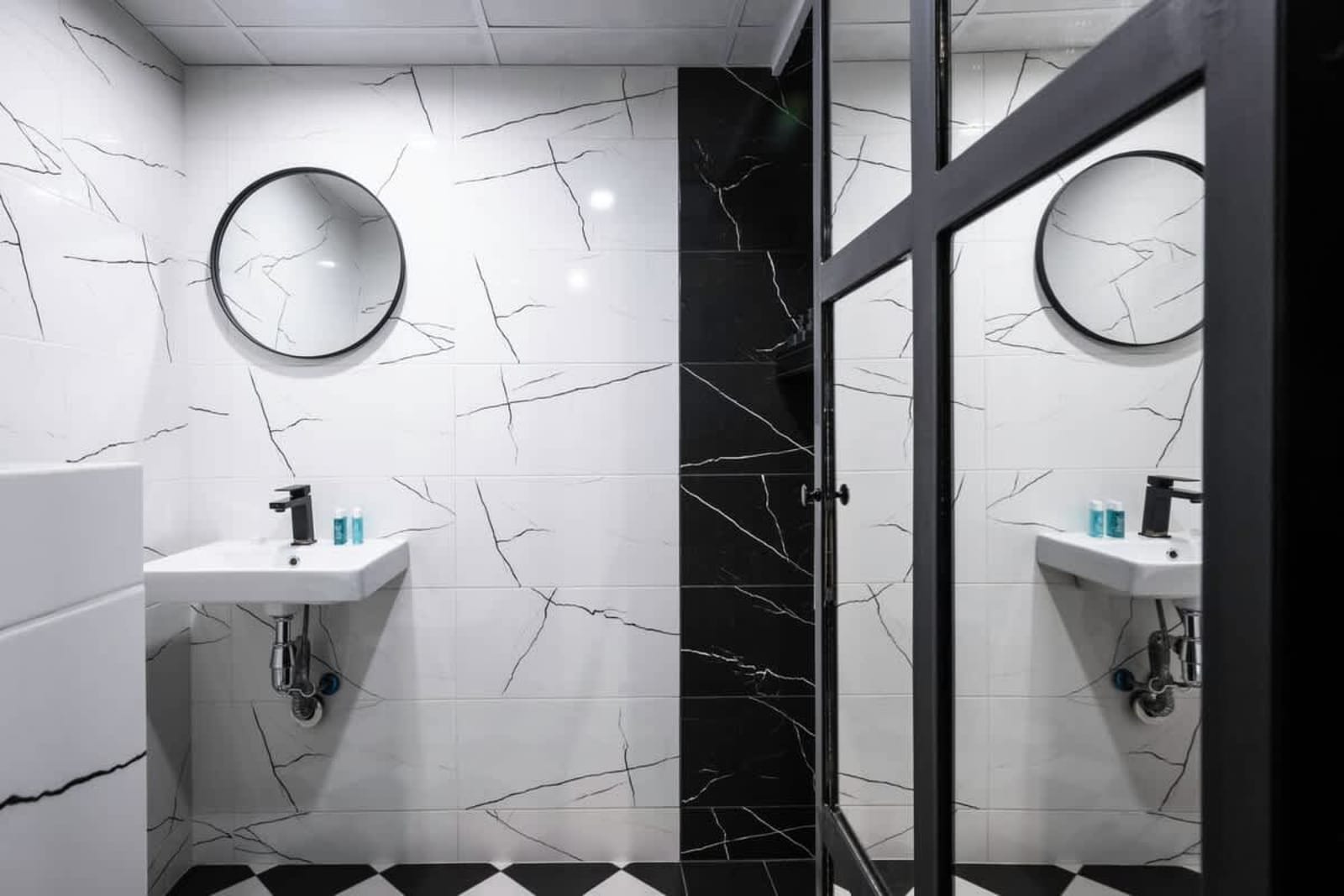 One Bedroom with Parking - Women's Market - Photo 17