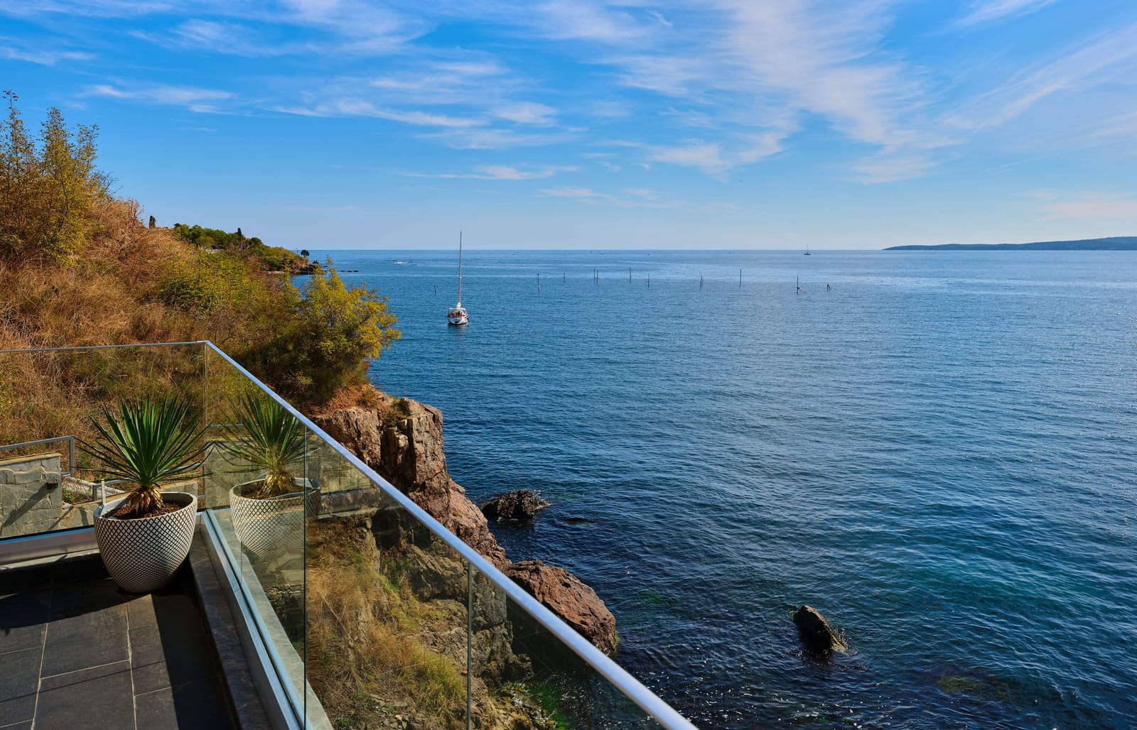 Loft-Style Studio Apartment on the Beach - Photo 18