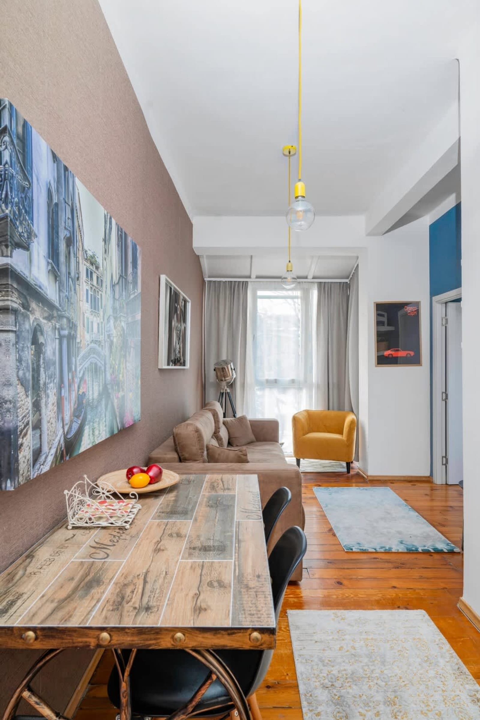 Cozy and Central 2BD Flat - At the Heart of It All - Photo 19