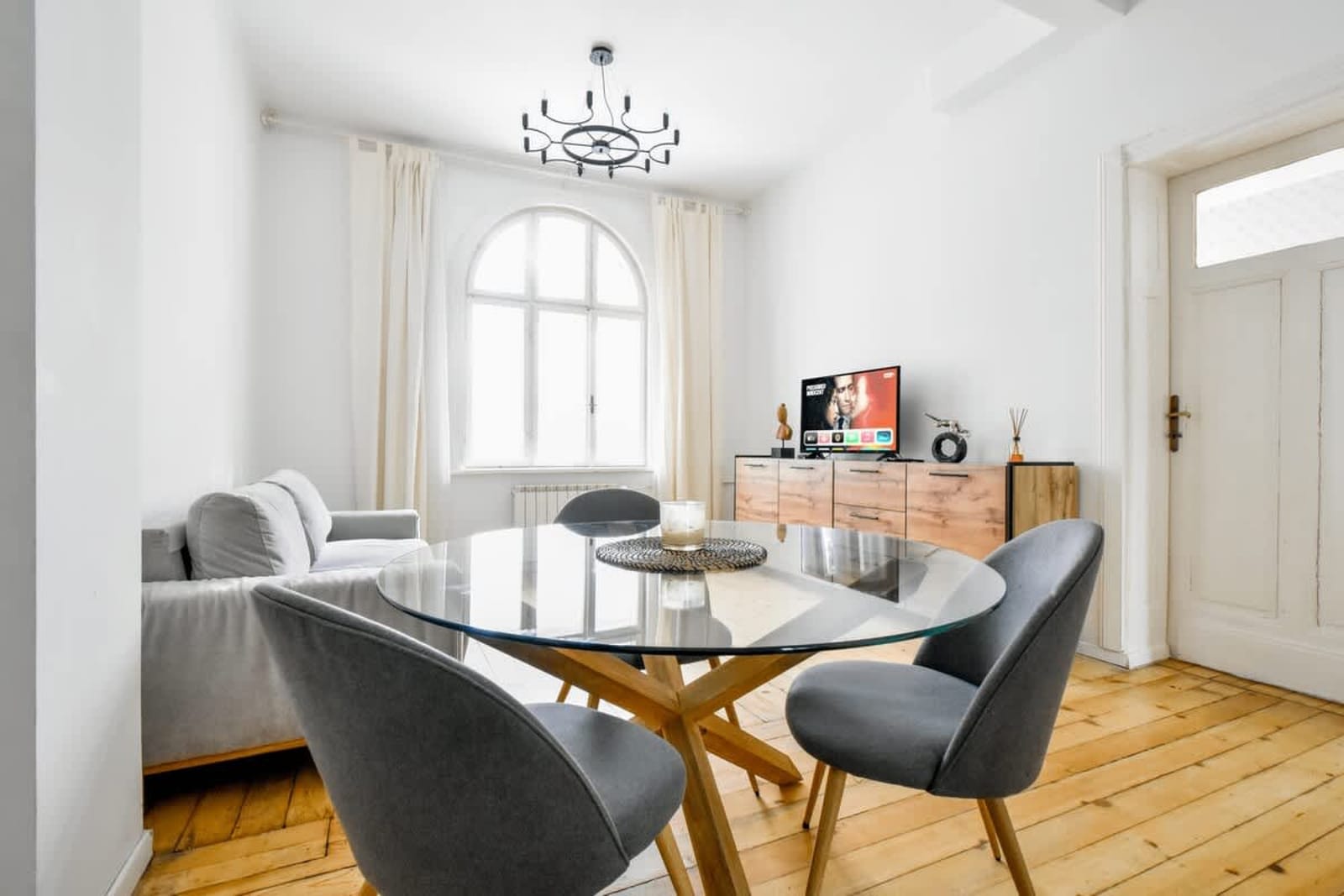 Classic Charm ~ 2BD Central Apartment - Photo 5