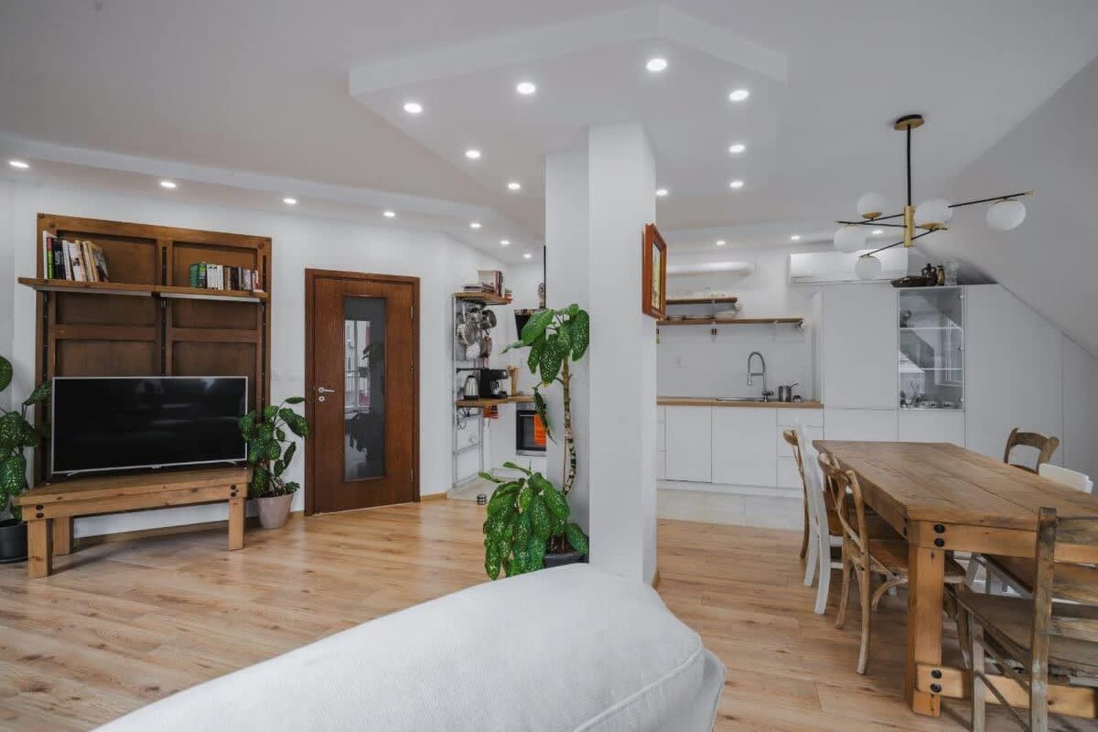 Charming &amp; Cozy 2BD Apartment with Natural Light - Photo 5