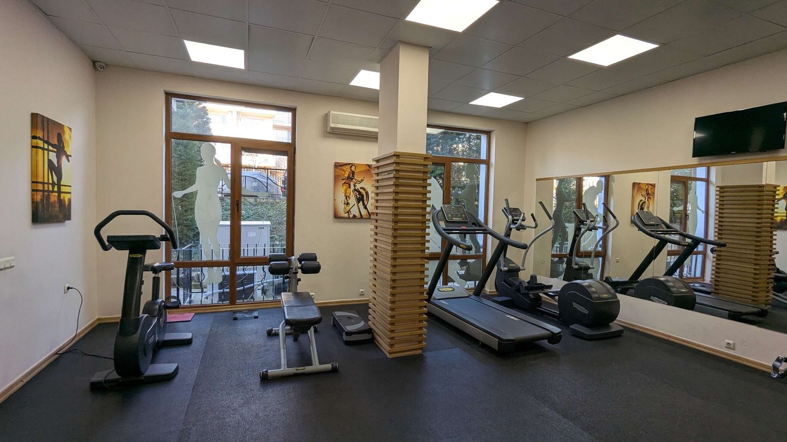 Bright and Spacious Beachfront Apartment with Sea View - Photo 17