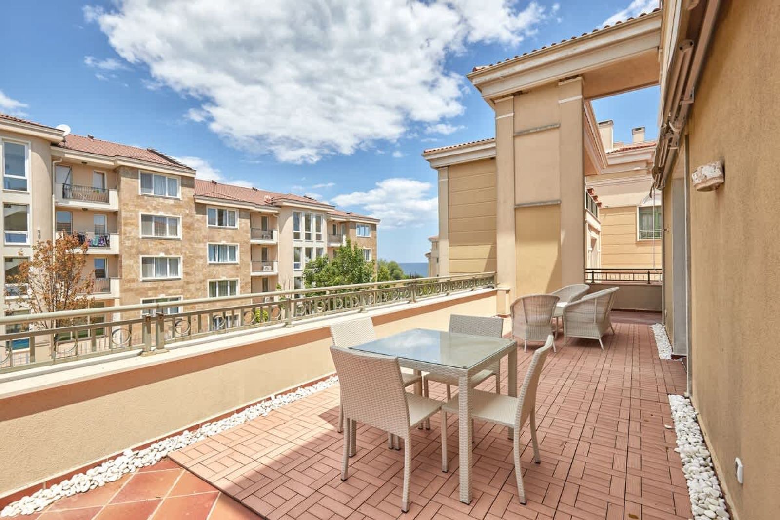 2BD Flat with Balcony in Flores Garden Complex - Photo 5