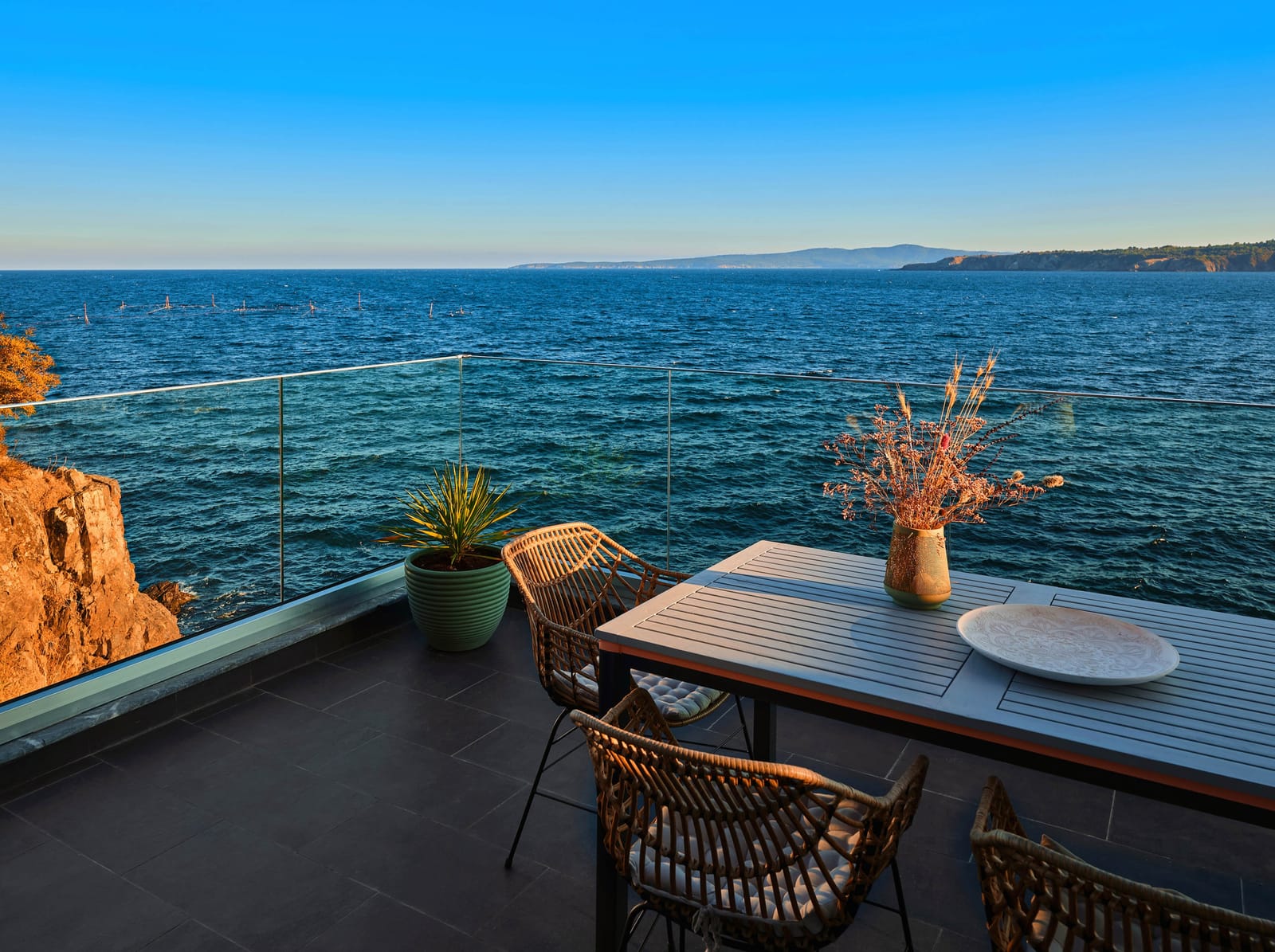 Loft-Style Studio Apartment on the Beach - Photo 16