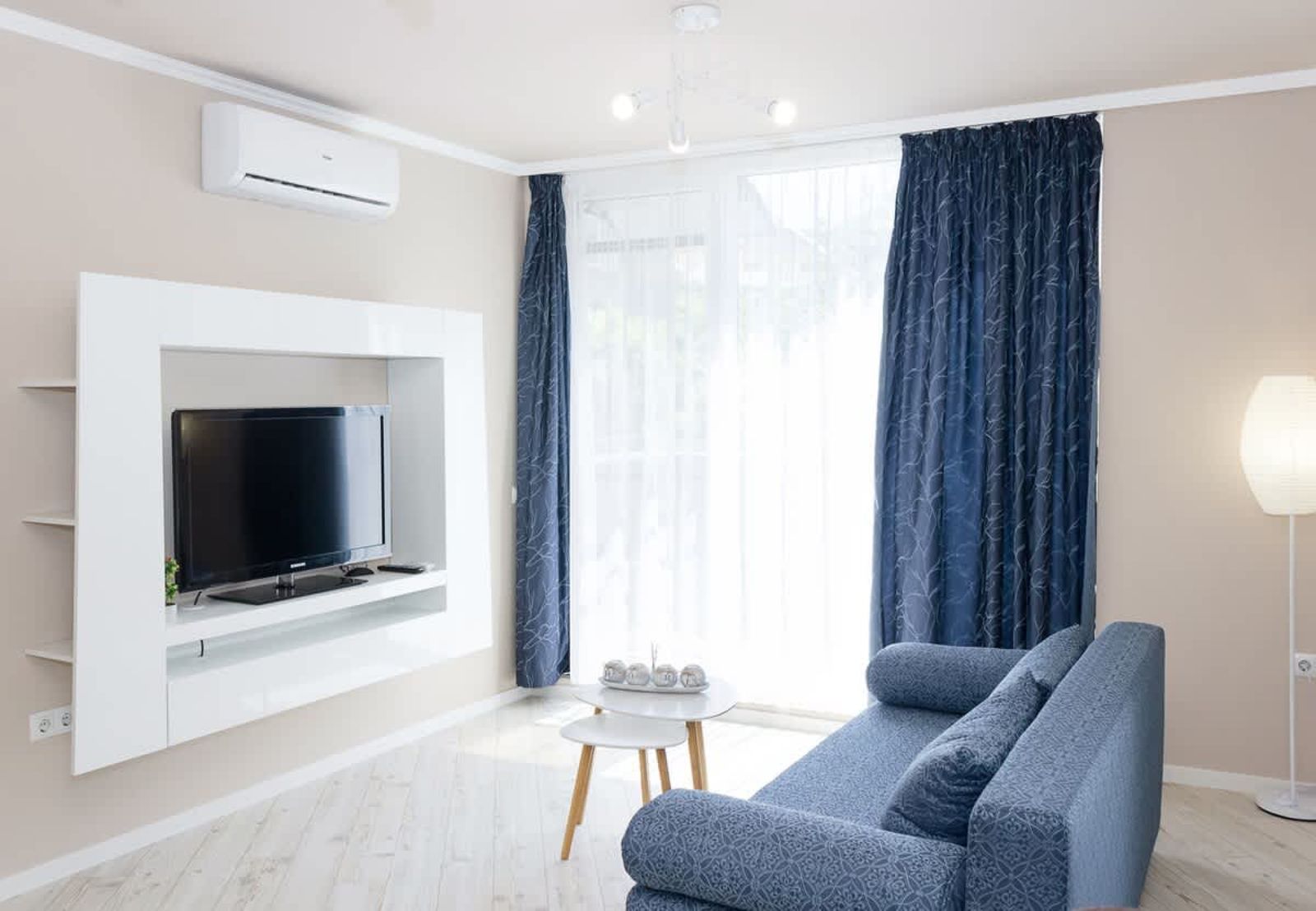 Sunny Blue  One-Bedroom Flat with Balcony - Photo 12