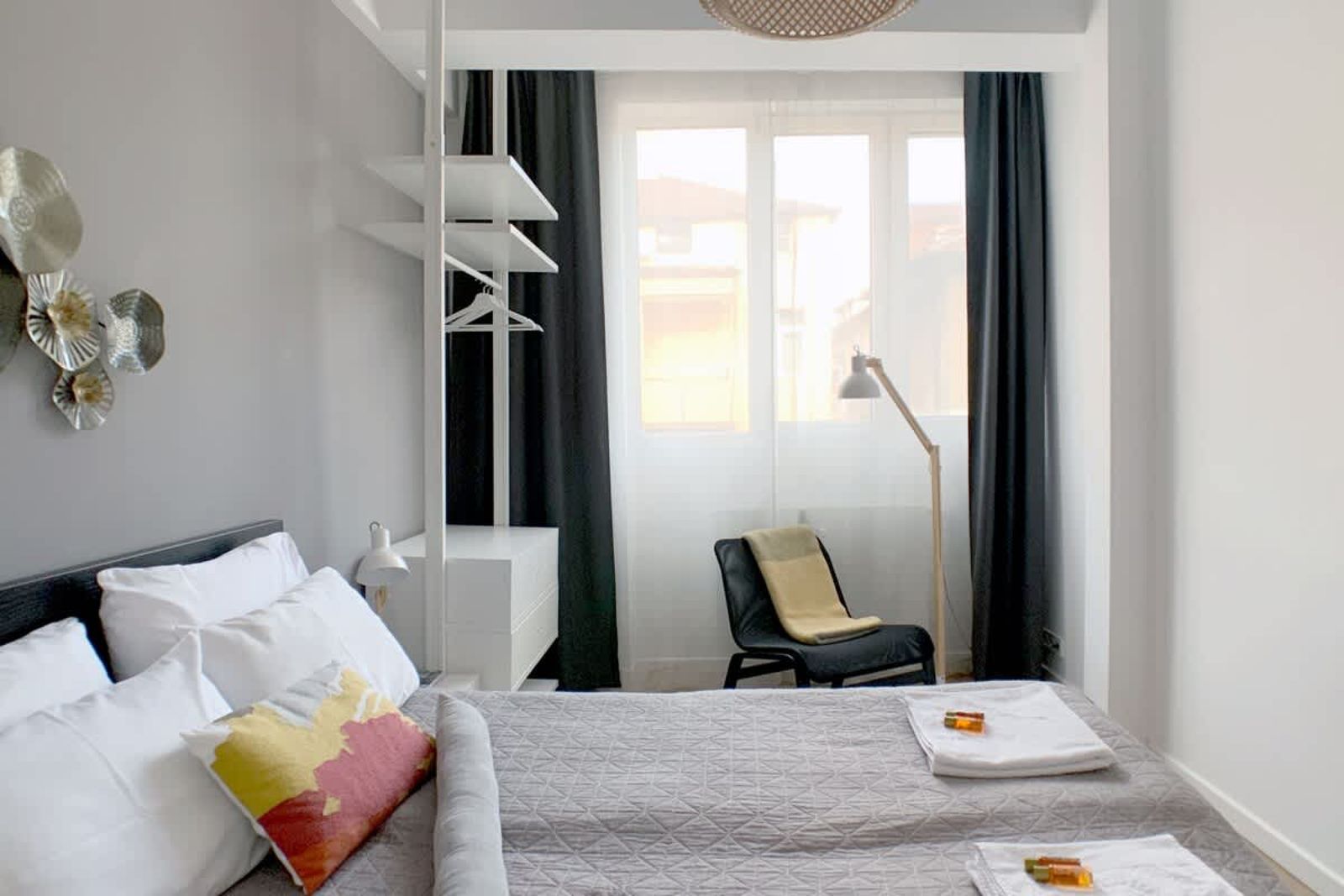 Elegant Getaway Near Iconic Eagles' Bridge - Photo 9