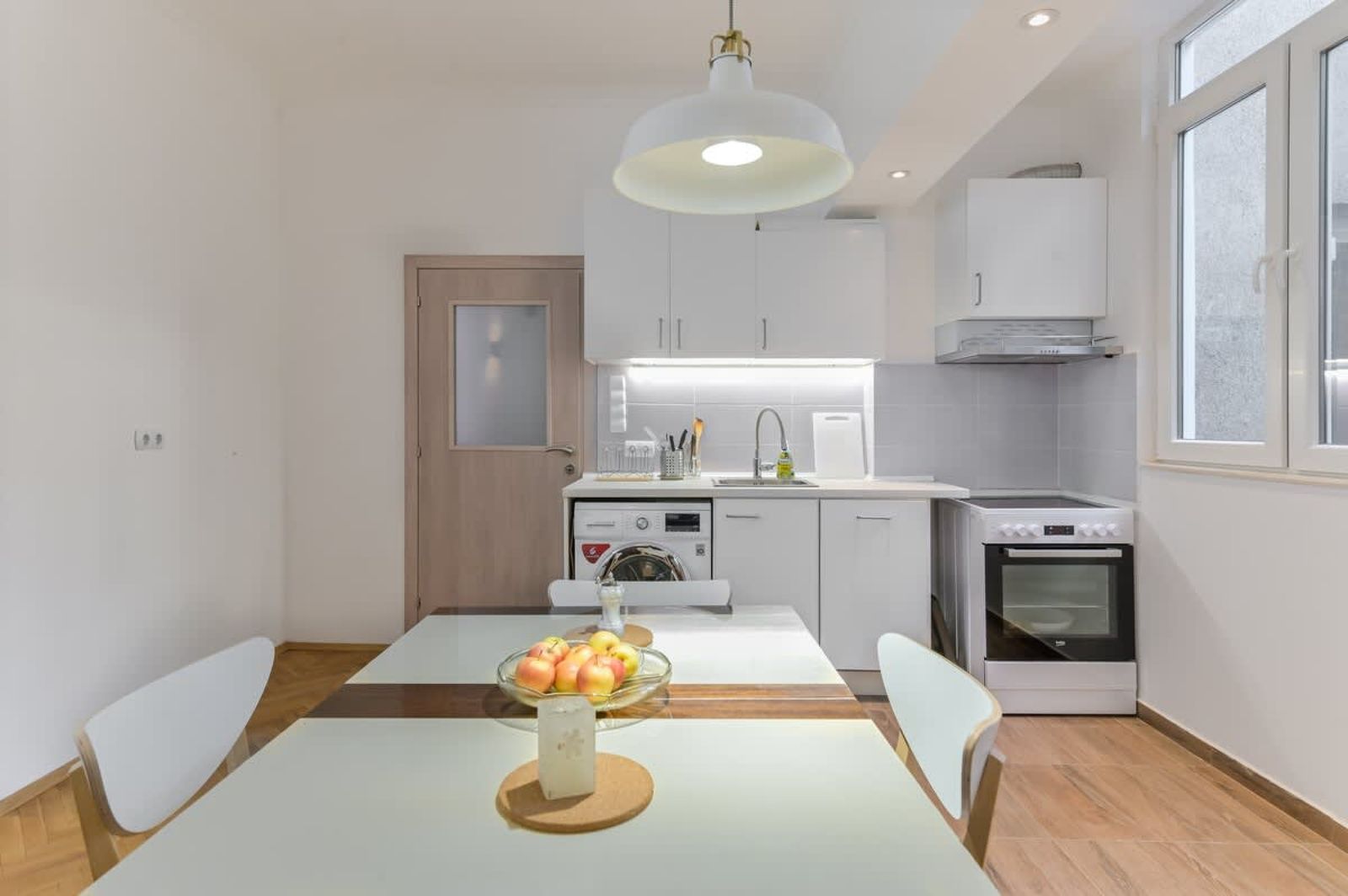 Bright Two-Bedroom Apartment in Top Center - Photo 11