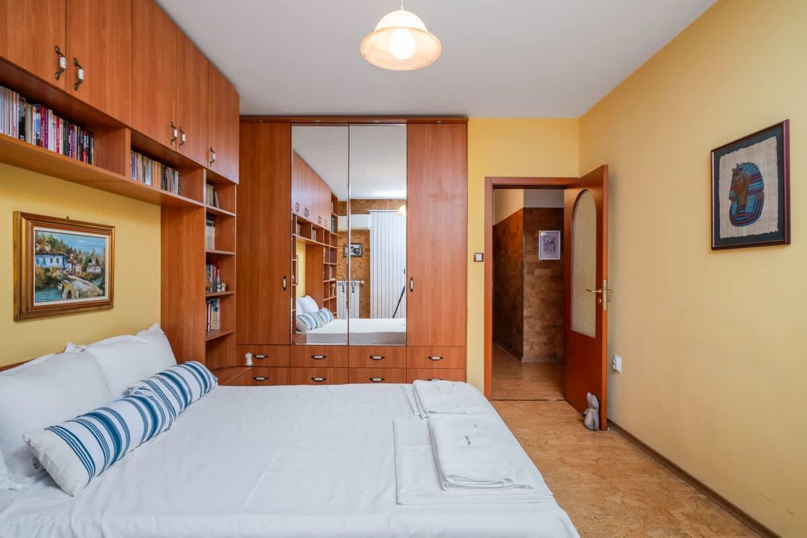 Vintage and Cozy 2BD/2BA Flat in Prime Location - Photo 2