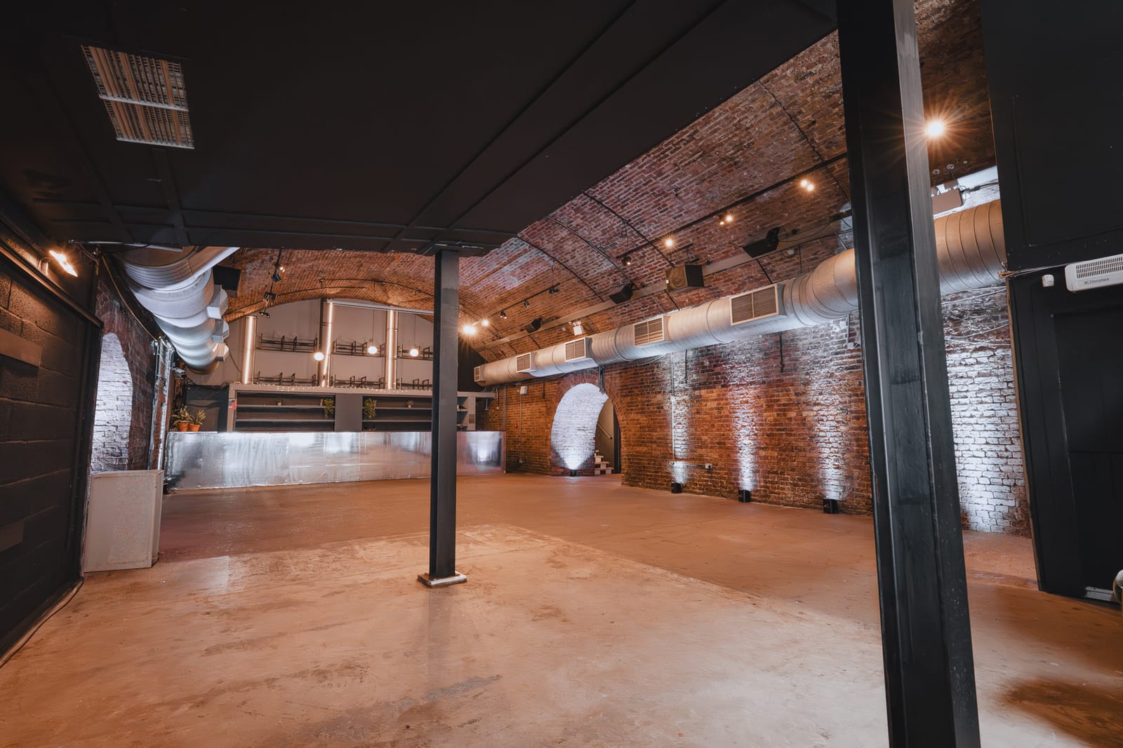 Three Railway Arch Industrial Venue with a Courtyard in Shoreditch - Photo 3