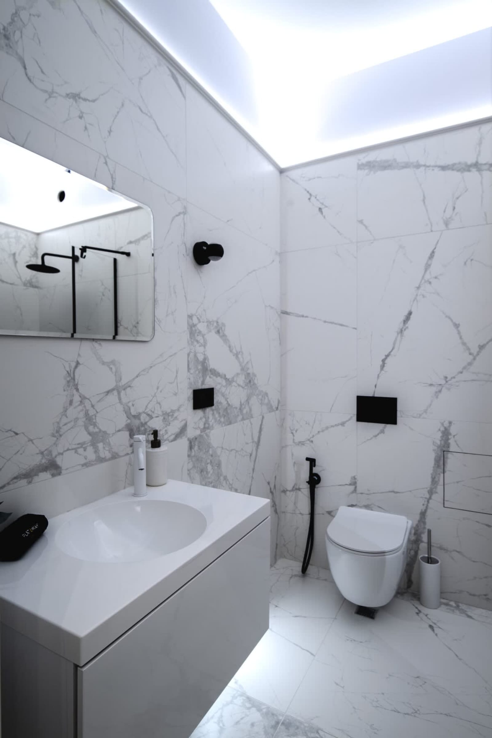 Exquisite Penthouse: Luxe Living with City Views - Photo 36