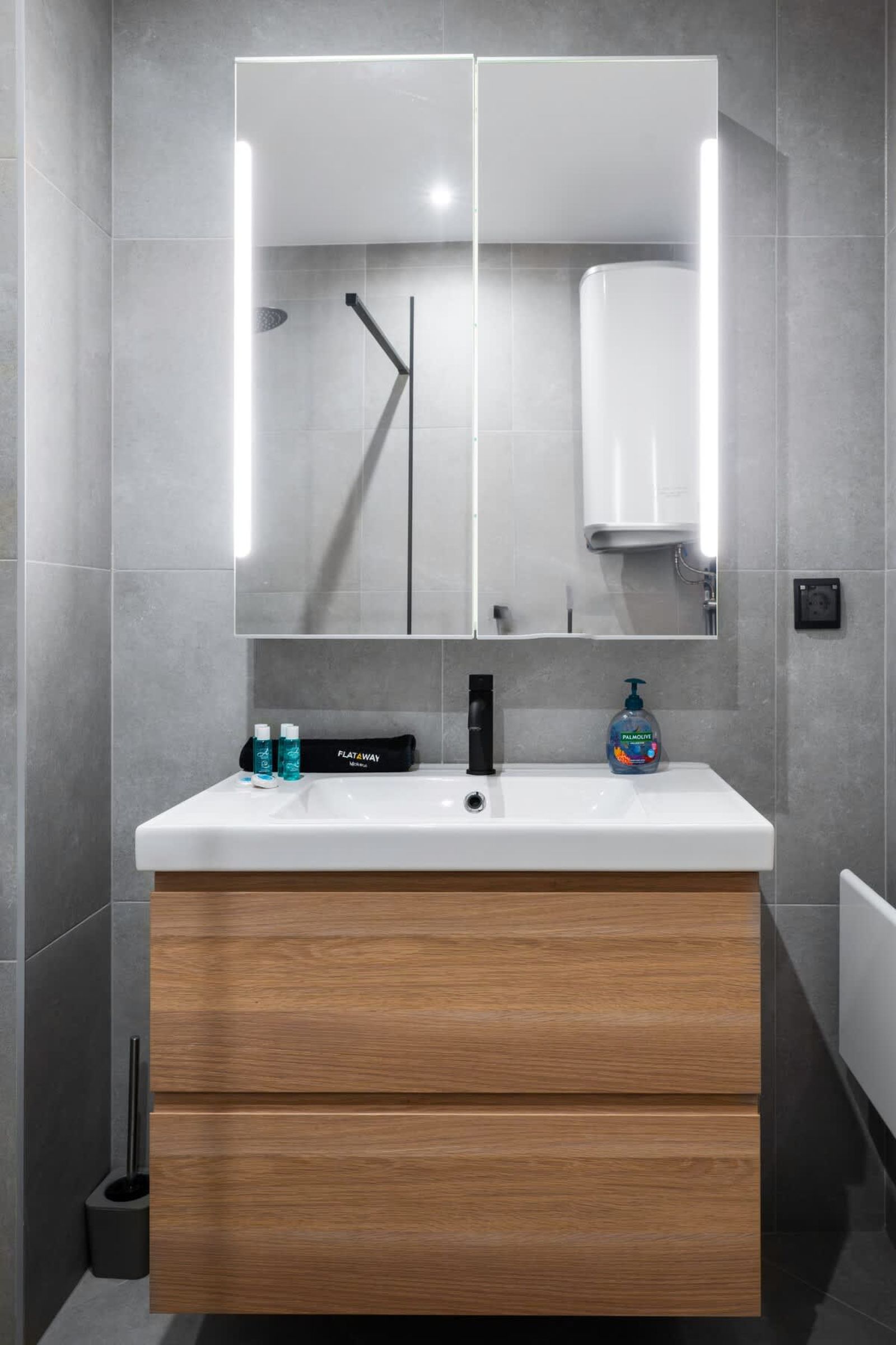 Modern and Central: 1BD Flat with Balcony - Photo 17