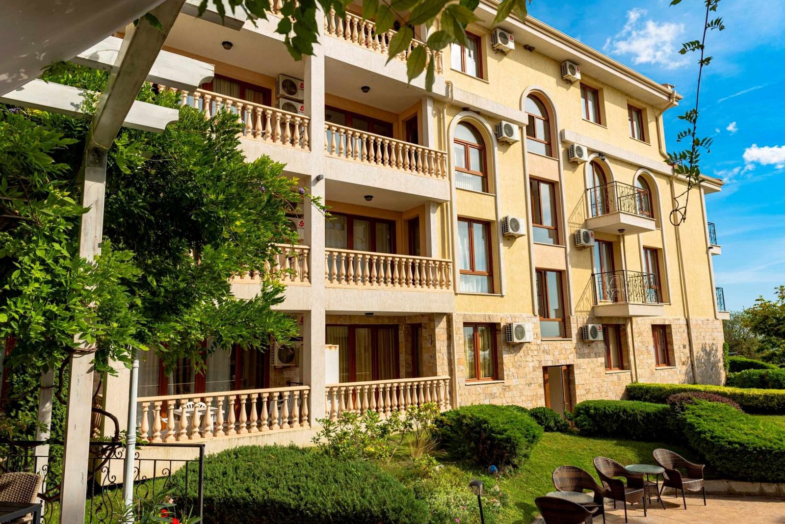 Cozy 1-Bedroom Apartment in Royal Bay - Photo 18