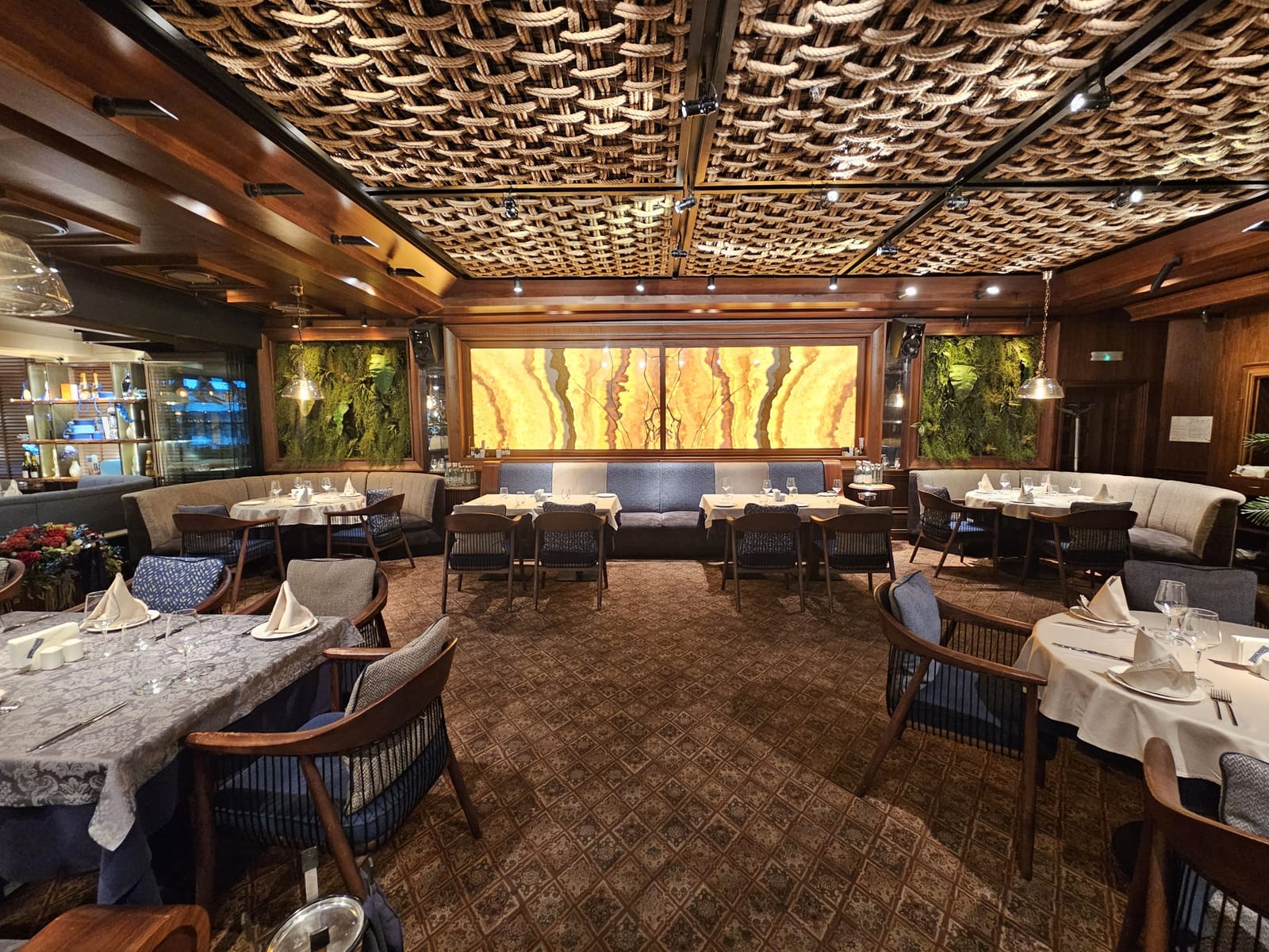 Adventurous High-luxury Restaurant in Sofia - Photo 8