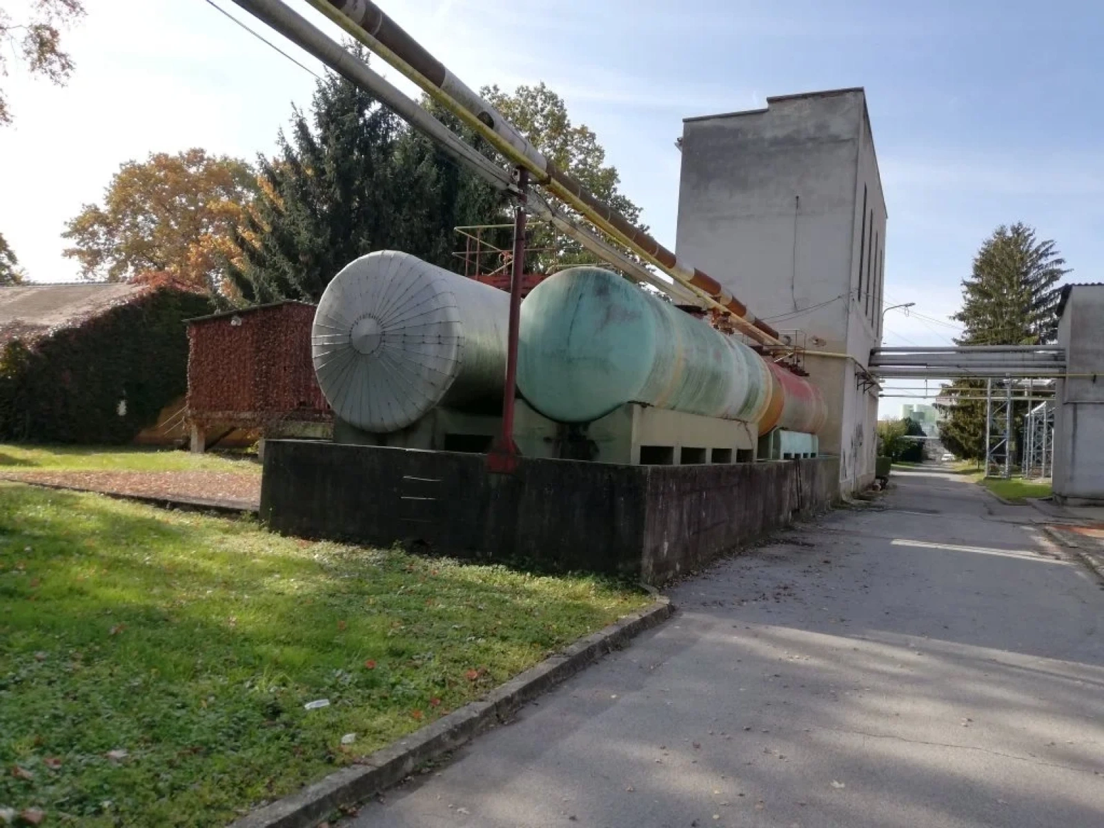 Beautiful Abandoned Factory - Photo 13