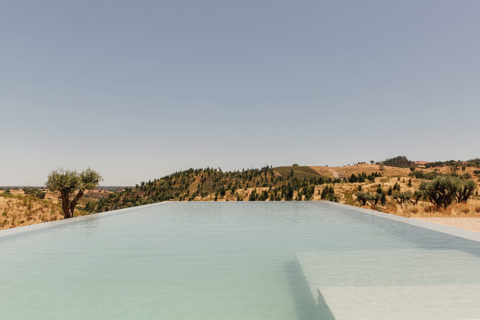 Casa da Volta — Contemporary Walled Villa with Courtyards &amp; Exceptional Natural Light - Photo 30