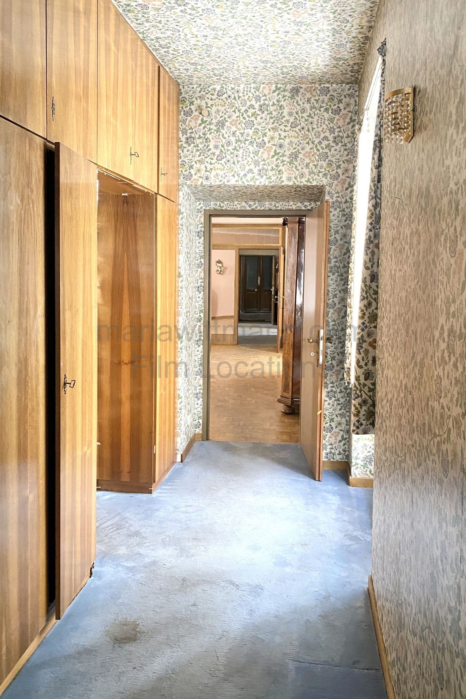 Period Apartment with Vintage Interior and Floral Motifs - Photo 4