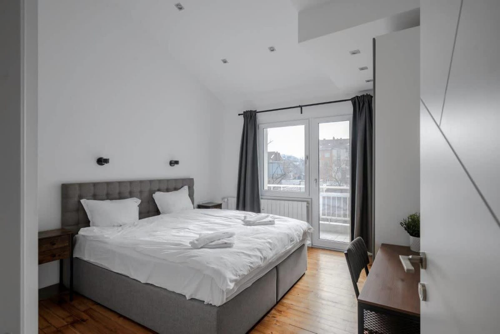 Luminous Central Retreat Spacious 2BD Apartment - Photo 28