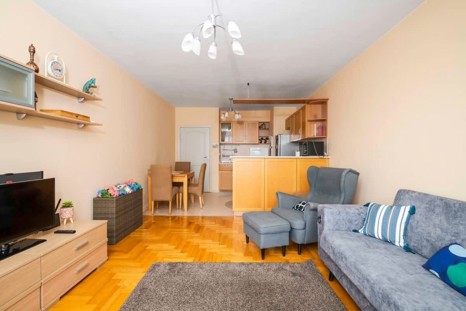 City Haven: Expansive Apartment in Prime Location - Photo 7