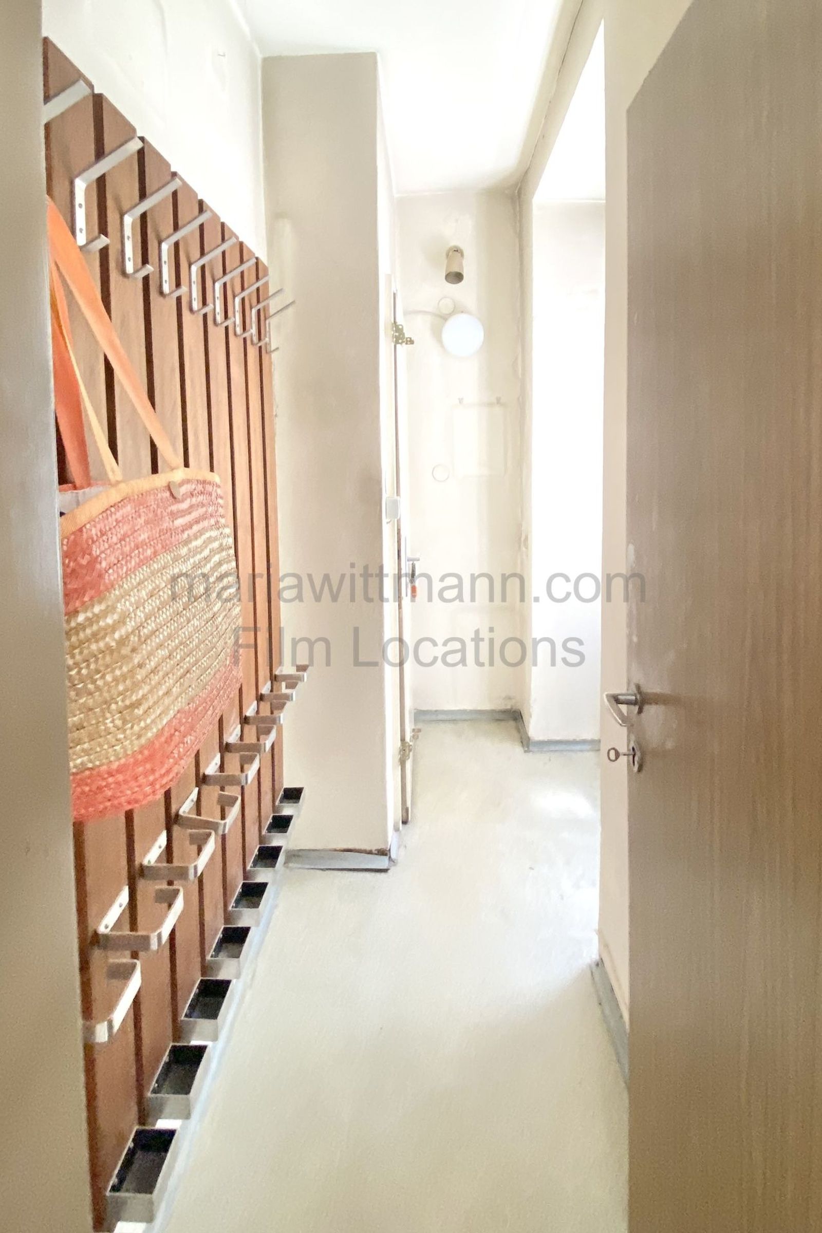 Period Apartment with Vintage Interior and Floral Motifs - Photo 10