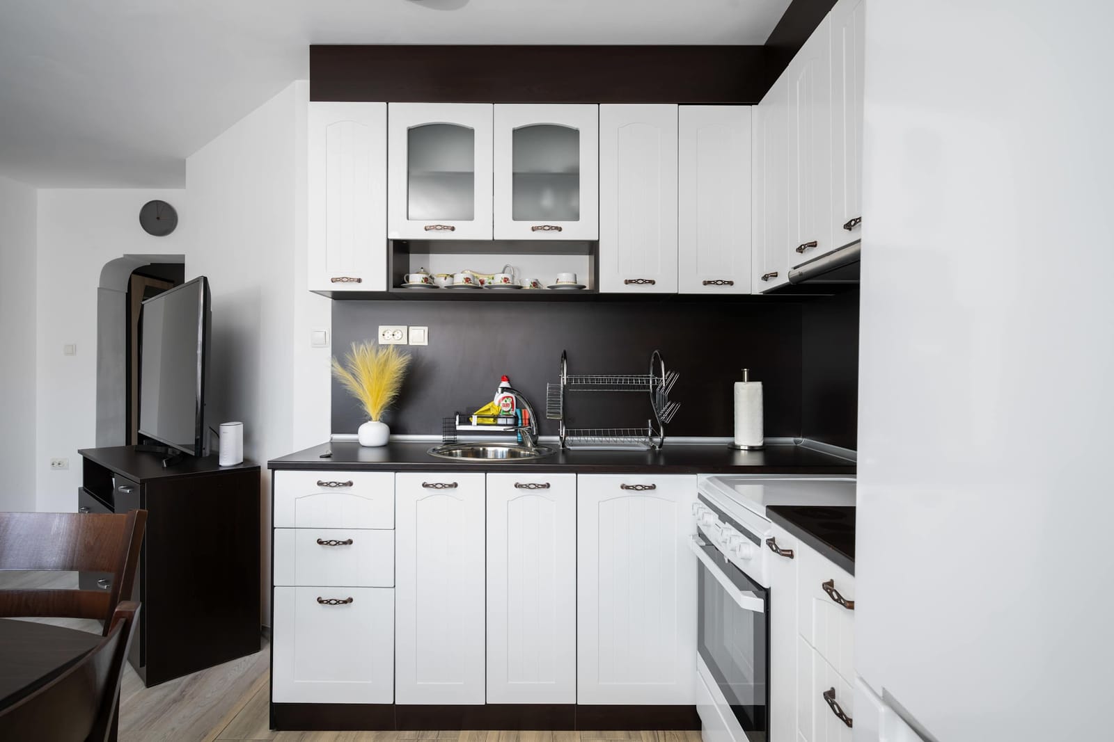 Sunny &amp; Modern 1BR Apartment - Photo 17