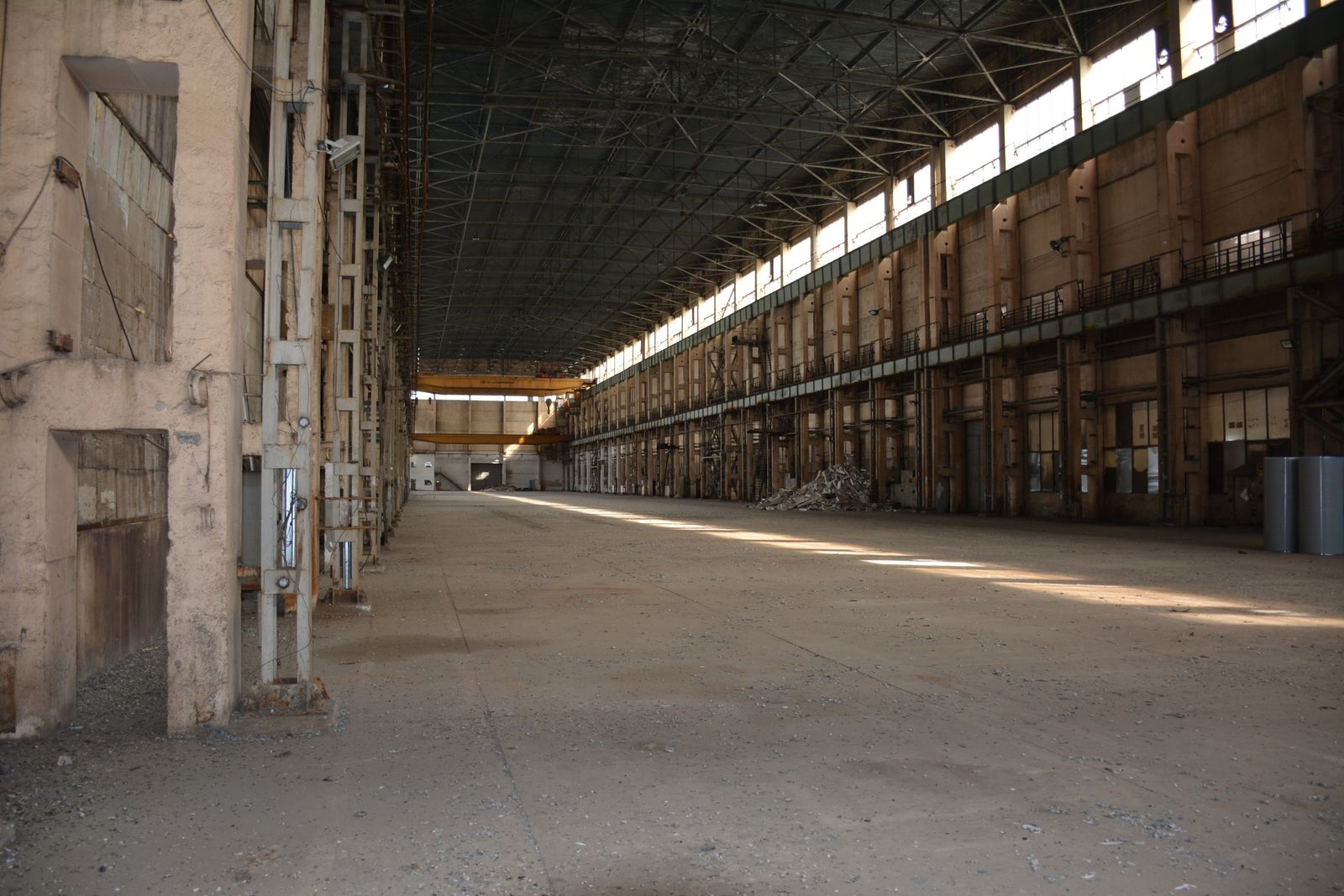 Vast industrial abandoned hangar - Photo 3