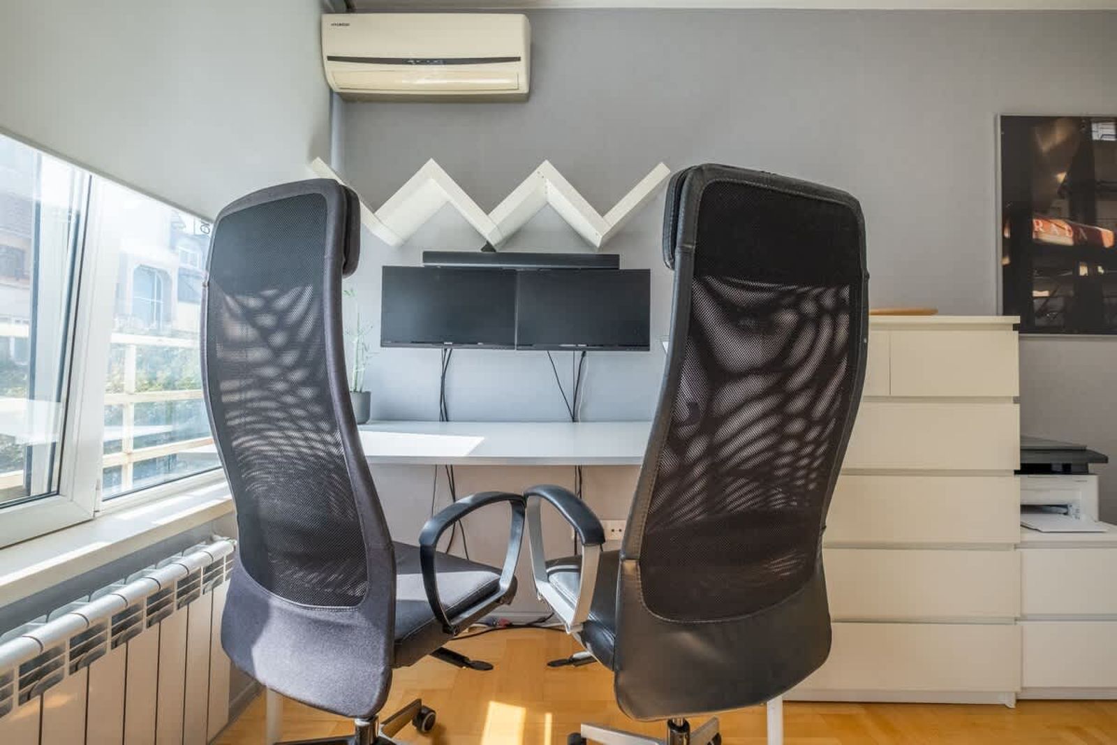 Chic 1BD Flat near Metro | Workspace &amp; Terrace - Photo 11