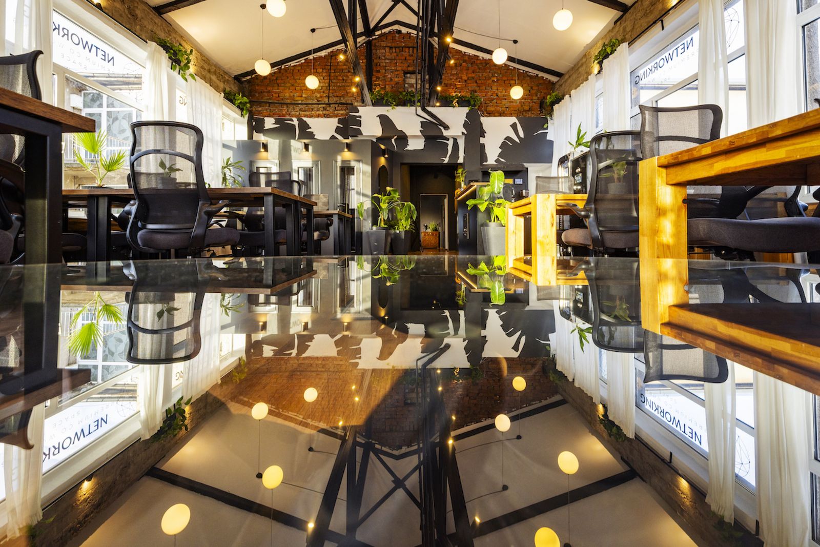 Cinematic modern co-working space in Sofia - Photo 8