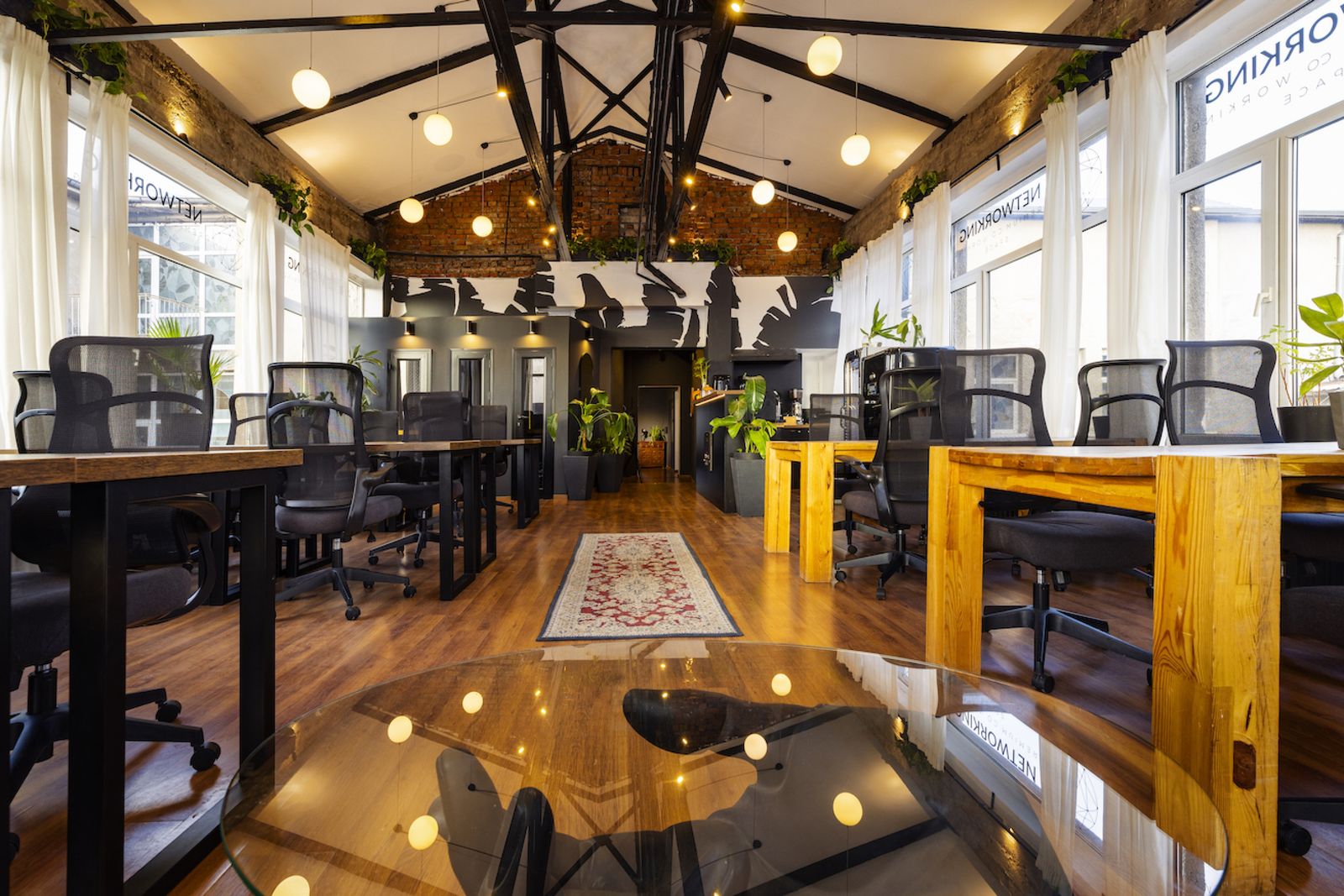 Cinematic modern co-working space in Sofia - Photo 7