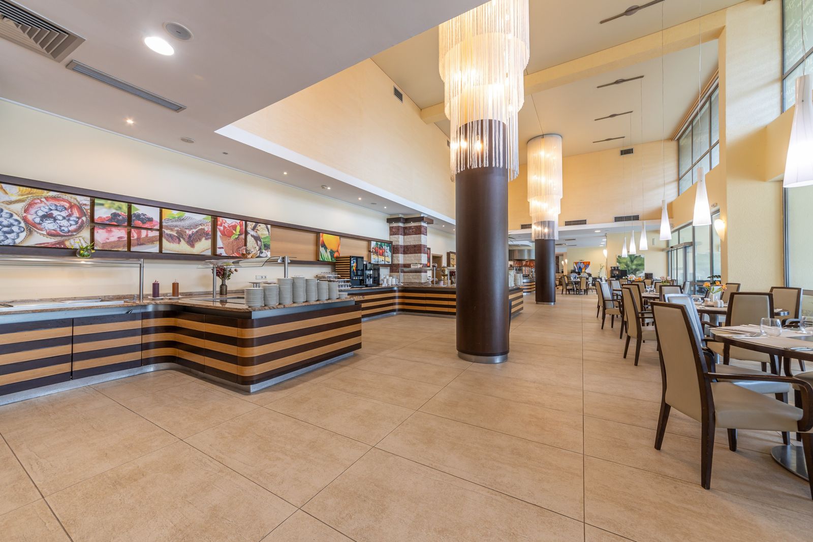 Cozy Restaurant in the Flamingo Grand Hotel - Photo 29