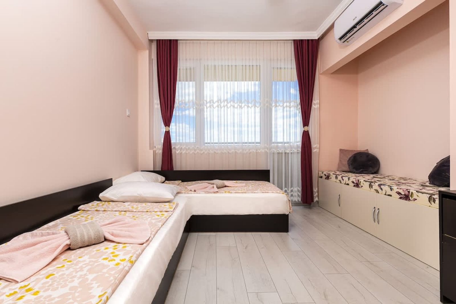 Bright Modern 2BD Apartment with Panoramic View - Photo 4