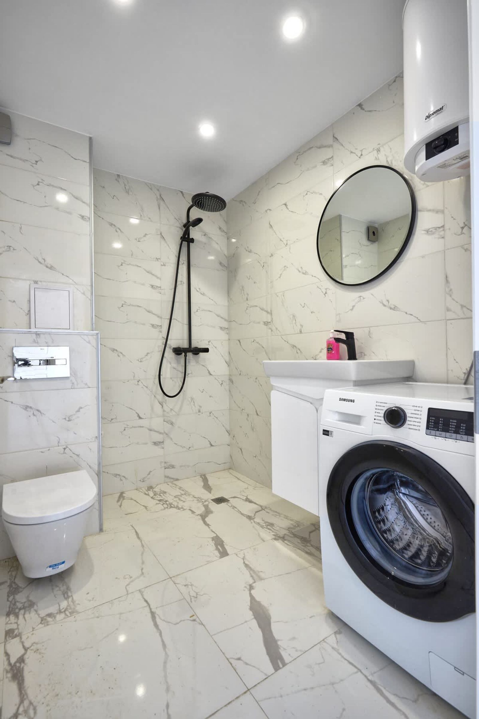 Sunny Seaside Retreat: 2BD Apartment in Nesebar - Photo 13