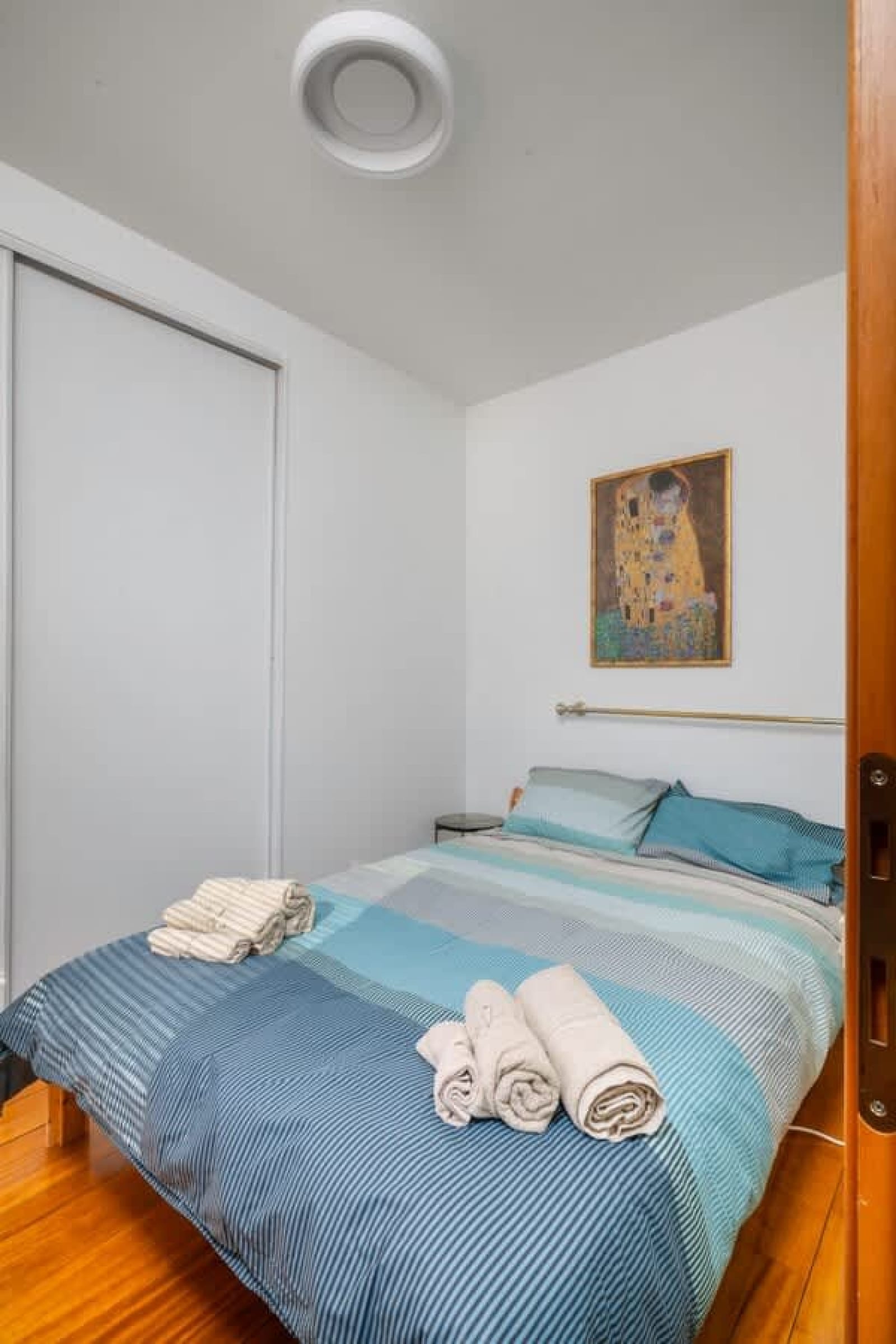 Charming 2BD Apartment in the Heart of the City - Photo 5