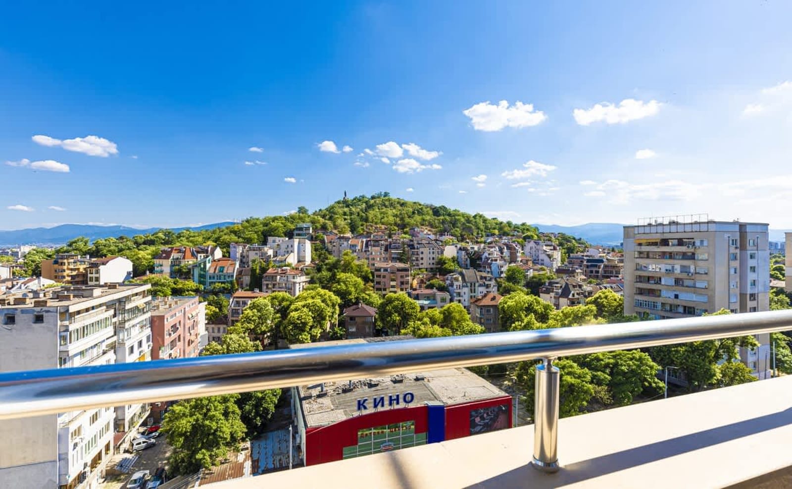 Bright Modern 2BD Apartment with Panoramic View - Photo 5