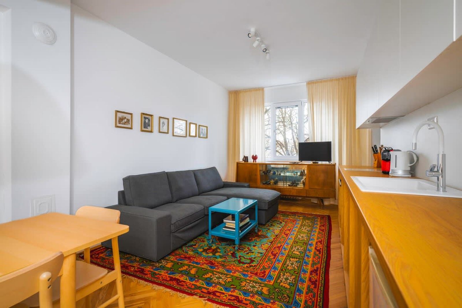 Cozy 2BD Flat in The Vintage Spot - Photo 11